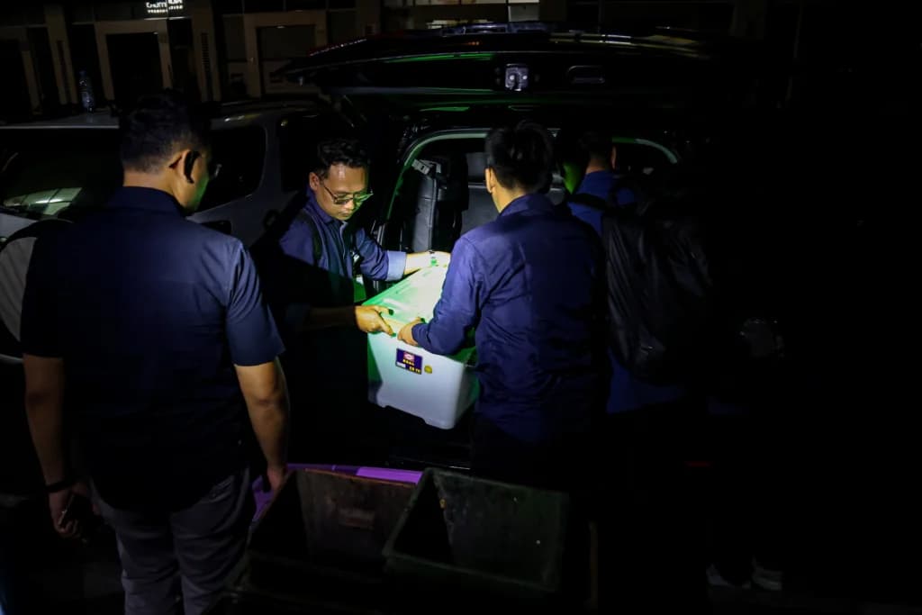 Penyidik Pidana Khusus Kejaksaan Agung memasukan box ke dalam mobil usai melakukan penggeledahan di Kantor Perseroda PT Migas Bekasi, Kota Bekasi, Jawa Barat. (Sumber: Antara Foto/Darryl Ramadhan/agr) Penyidik Pidana Khusus Kejaksaan Agung memasukan box ke dalam mobil usai melakukan penggeledahan di Kantor Perseroda PT Migas Bekasi, Kota Bekasi, Jawa Barat. (Sumber: Antara Foto/Darryl Ramadhan/agr)