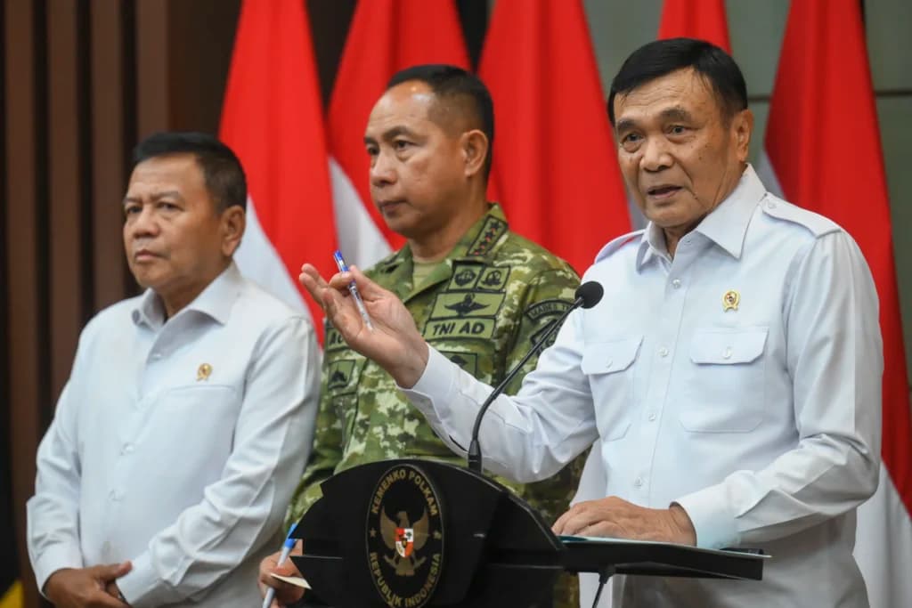 Menteri Koordinator Bidang Politik dan Keamanan (Menko Polkam) Djamari Chaniago (kanan) didampingi Panglima TNI Jenderal TNI Agus Subiyanto (tengah) dan Kepala Badan Intelijen Negara (BIN) Muhammad Herindra menyampaikan keterangan saat konferensi pers terkait stabilitas politik dan keamanan di Kantor Kemenko Polkam, Jakarta, Rabu (5/8/2026). Menteri Koordinator Bidang Politik dan Keamanan (Menko Polkam) Djamari Chaniago (kanan) didampingi Panglima TNI Jenderal TNI Agus Subiyanto (tengah) dan Kepala Badan Intelijen Negara (BIN) Muhammad Herindra menyampaikan keterangan saat konferensi pers terkait stabilitas politik dan keamanan di Kantor Kemenko Polkam, Jakarta, Rabu (5/8/2026).