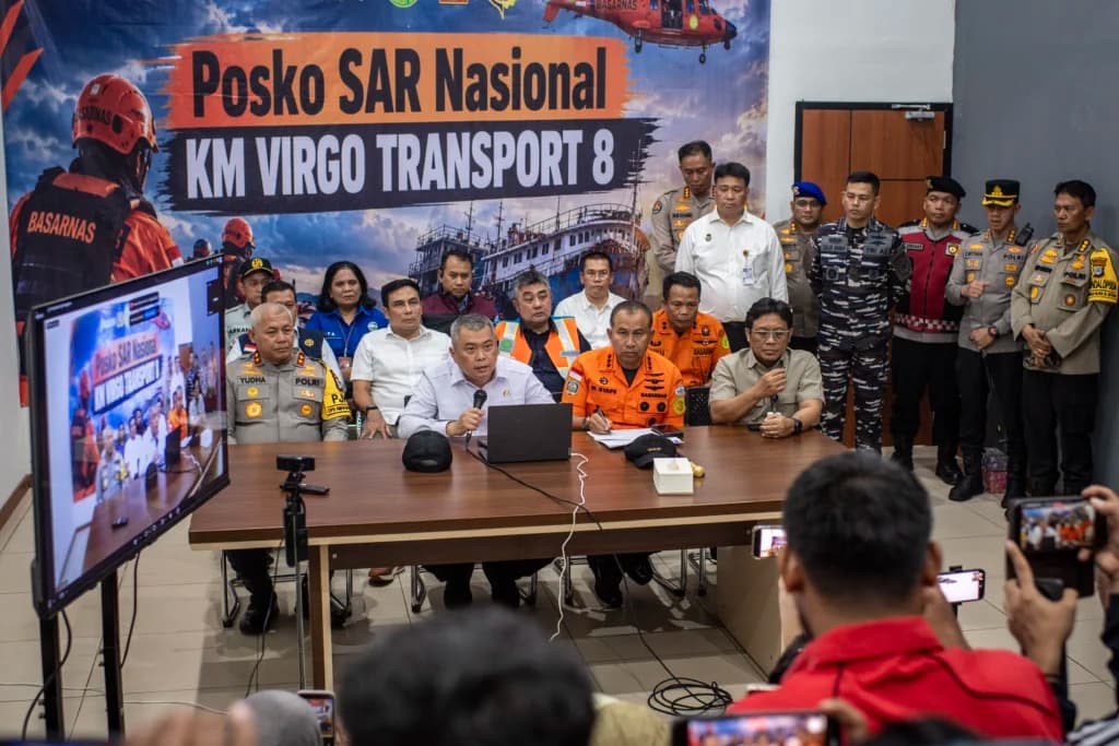 Menteri Perhubungan Dudy Purwagandhi (ketiga kiri) bersama Kepala Basarnas Marsekal Madya TNI Mohammad Syafii (ketiga kanan) memberikan keterangan pada konferensi pers terkait kecelakaan kapal motor penumpang Virgo Transport 8 rute Surabaya-Banjarmasin di Posko Pelabuhan Tri Sakti, Banjarmasin, Kalimantan Selatan. (Sumber: Antara Foto/Bayu Pratama S/hma) Menteri Perhubungan Dudy Purwagandhi (ketiga kiri) bersama Kepala Basarnas Marsekal Madya TNI Mohammad Syafii (ketiga kanan) memberikan keterangan pada konferensi pers terkait kecelakaan kapal motor penumpang Virgo Transport 8 rute Surabaya-Banjarmasin di Posko Pelabuhan Tri Sakti, Banjarmasin, Kalimantan Selatan. (Sumber: Antara Foto/Bayu Pratama S/hma)
