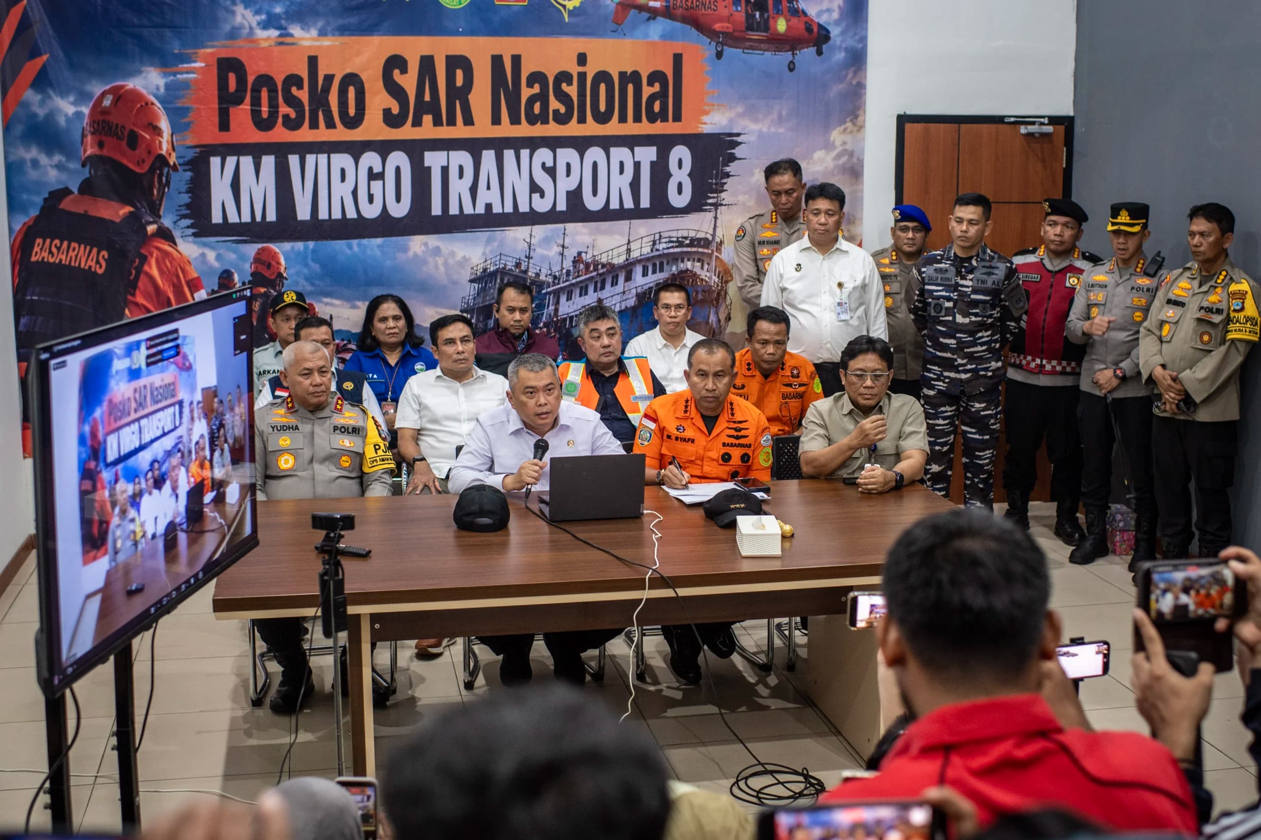 Menteri Perhubungan Dudy Purwagandhi (ketiga kiri) bersama Kepala Basarnas Marsekal Madya TNI Mohammad Syafii (ketiga kanan) memberikan keterangan pada konferensi pers terkait kecelakaan kapal motor penumpang Virgo Transport 8 rute Surabaya-Banjarmasin di Posko Pelabuhan Tri Sakti, Banjarmasin, Kalimantan Selatan. (Sumber: Antara Foto/Bayu Pratama S/hma) Menteri Perhubungan Dudy Purwagandhi (ketiga kiri) bersama Kepala Basarnas Marsekal Madya TNI Mohammad Syafii (ketiga kanan) memberikan keterangan pada konferensi pers terkait kecelakaan kapal motor penumpang Virgo Transport 8 rute Surabaya-Banjarmasin di Posko Pelabuhan Tri Sakti, Banjarmasin, Kalimantan Selatan. (Sumber: Antara Foto/Bayu Pratama S/hma)