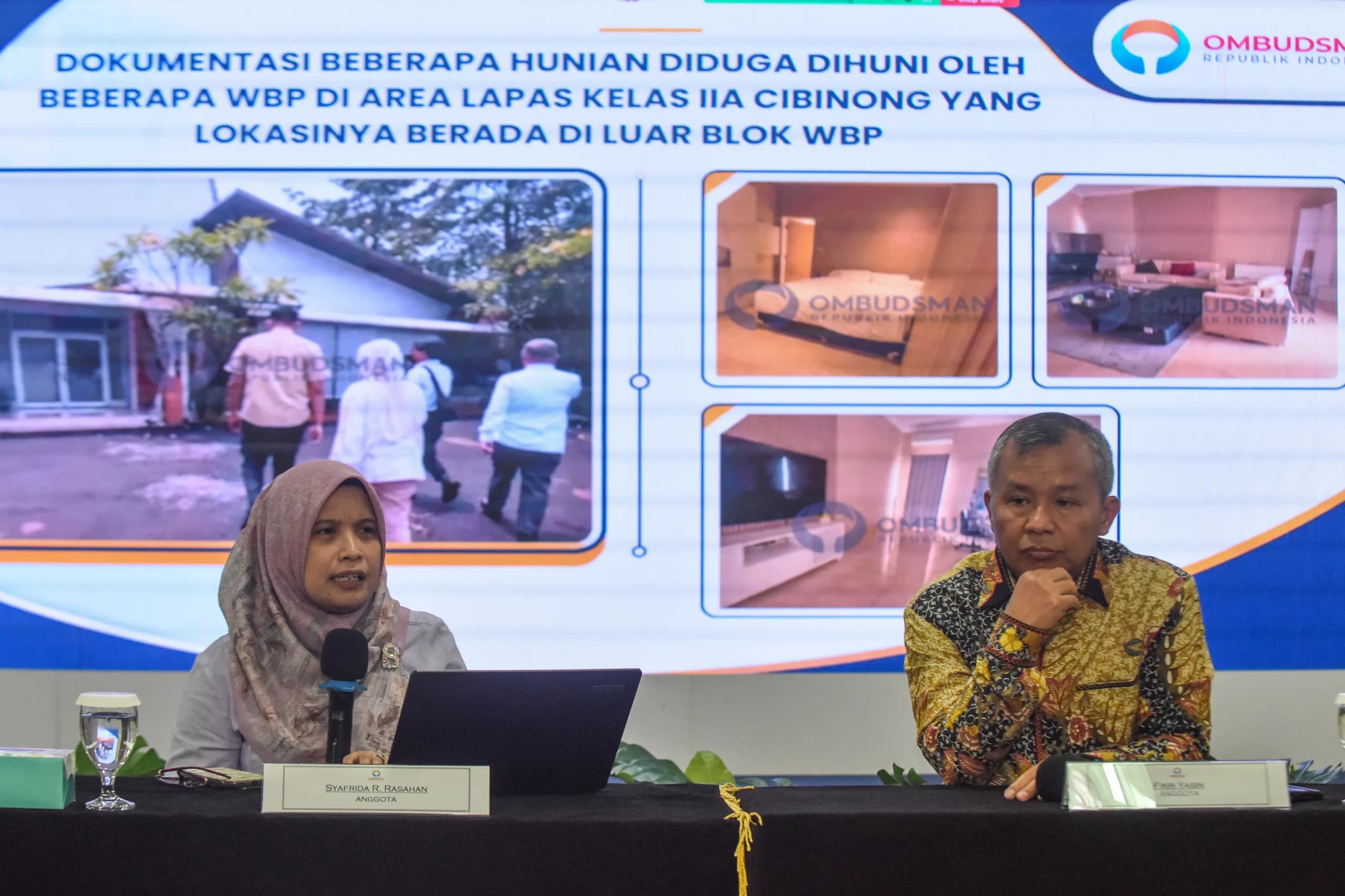 Anggota Ombudsman RI Syafrida R. Rasahan (kiri) dan Fikri Yasin (kanan) menunjukkan dokumentasi hunian dengan fasilitas khusus yang diduga dihuni warga binaan pemasyarakatan (WBP) saat konferensi pers temuan Ombudsman dalam inspeksi mendadak (sidak) Lapas Kelas IIA Cibinong di Kantor Ombudsman RI, Jakarta, Kamis (24/9/2026). Anggota Ombudsman RI Syafrida R. Rasahan (kiri) dan Fikri Yasin (kanan) menunjukkan dokumentasi hunian dengan fasilitas khusus yang diduga dihuni warga binaan pemasyarakatan (WBP) saat konferensi pers temuan Ombudsman dalam inspeksi mendadak (sidak) Lapas Kelas IIA Cibinong di Kantor Ombudsman RI, Jakarta, Kamis (24/9/2026).