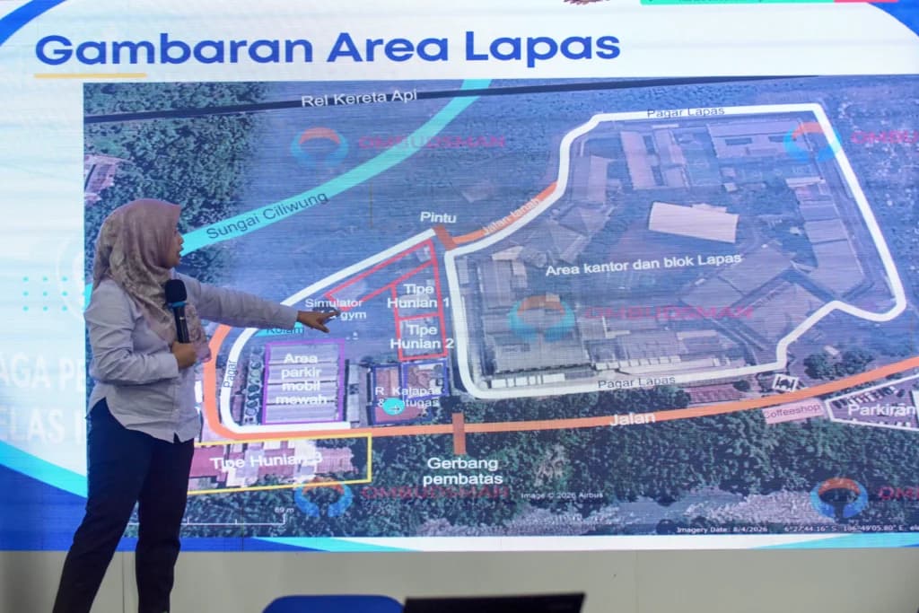 Anggota Ombudsman RI Syafrida R. Rasahan menunjukkan denah area hunian dengan fasilitas khusus yang diduga dihuni warga binaan pemasyarakatan (WBP) saat konferensi pers temuan Ombudsman dalam inspeksi mendadak (sidak) Lapas Kelas IIA Cibinong di Kantor Ombudsman RI, Jakarta, Kamis (24/9/2026). Anggota Ombudsman RI Syafrida R. Rasahan menunjukkan denah area hunian dengan fasilitas khusus yang diduga dihuni warga binaan pemasyarakatan (WBP) saat konferensi pers temuan Ombudsman dalam inspeksi mendadak (sidak) Lapas Kelas IIA Cibinong di Kantor Ombudsman RI, Jakarta, Kamis (24/9/2026).