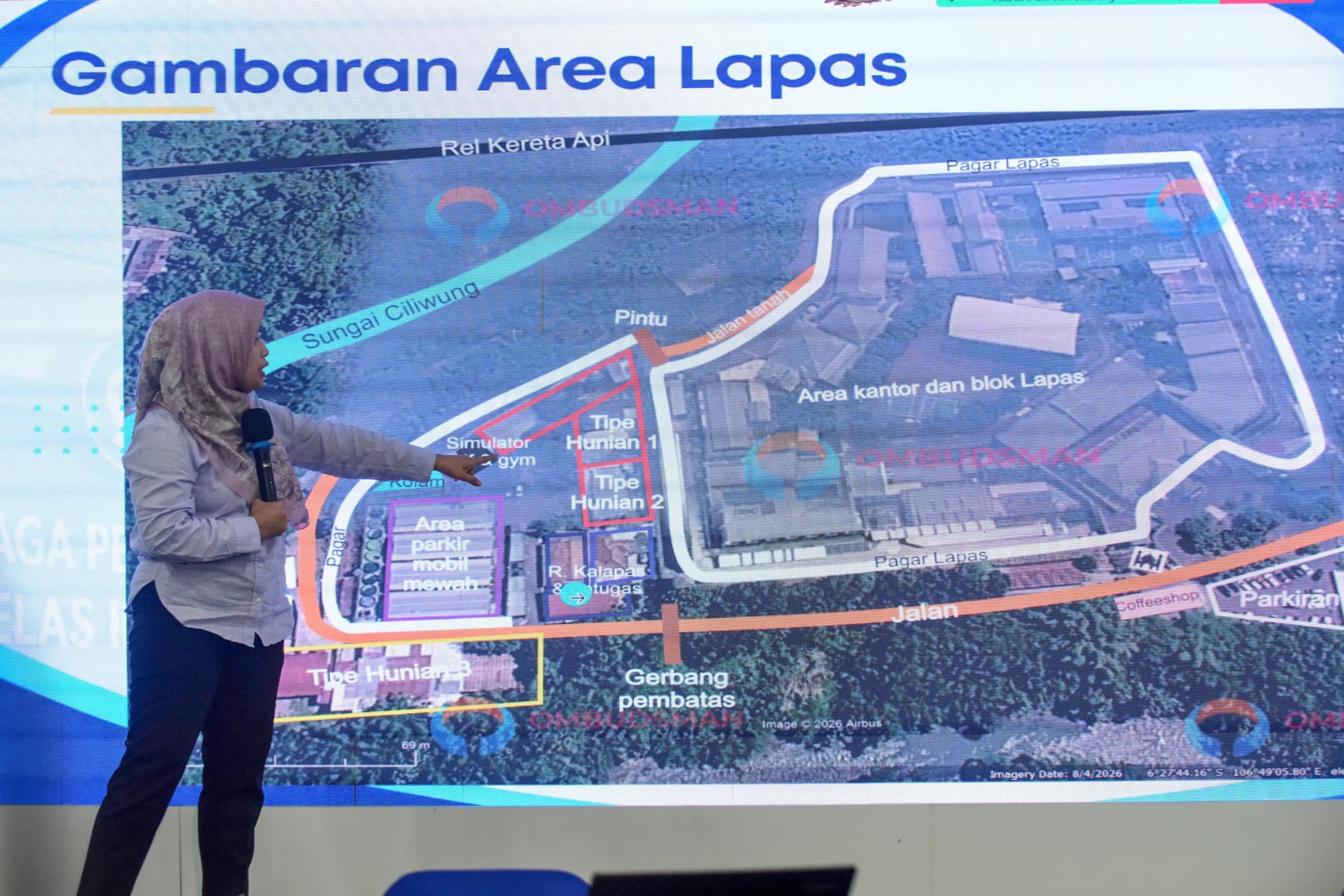 Anggota Ombudsman RI Syafrida R. Rasahan menunjukkan denah area hunian dengan fasilitas khusus yang diduga dihuni warga binaan pemasyarakatan (WBP) saat konferensi pers temuan Ombudsman dalam inspeksi mendadak (sidak) Lapas Kelas IIA Cibinong di Kantor Ombudsman RI, Jakarta, Kamis (24/9/2026). Anggota Ombudsman RI Syafrida R. Rasahan menunjukkan denah area hunian dengan fasilitas khusus yang diduga dihuni warga binaan pemasyarakatan (WBP) saat konferensi pers temuan Ombudsman dalam inspeksi mendadak (sidak) Lapas Kelas IIA Cibinong di Kantor Ombudsman RI, Jakarta, Kamis (24/9/2026).