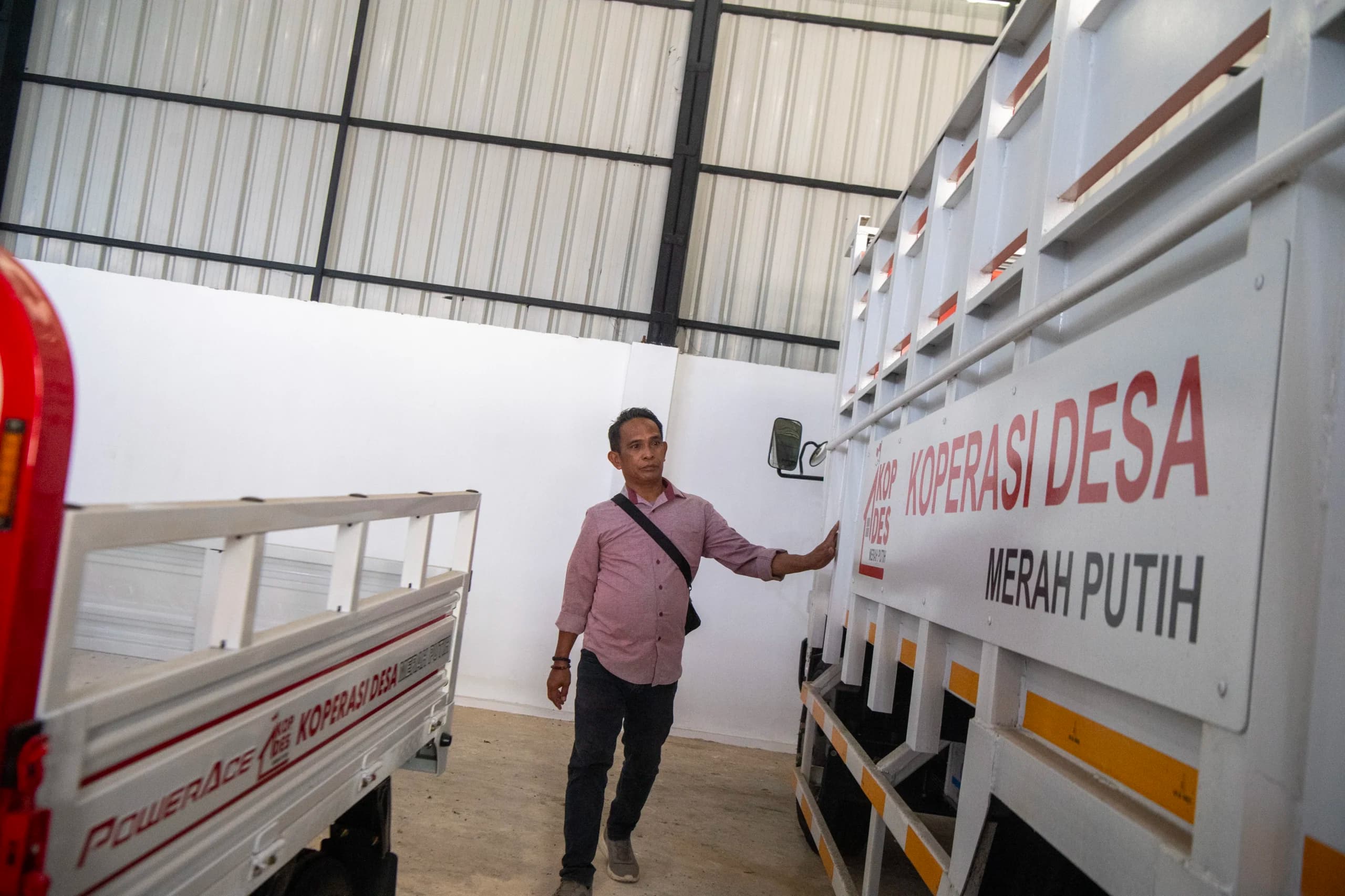 Pekerja mengecek kendaraan milik Koperasi Merah Putih 15 Ulu di Palembang, Sumatera Selatan, Jumat (28/8/2026). Pekerja mengecek kendaraan milik Koperasi Merah Putih 15 Ulu di Palembang, Sumatera Selatan, Jumat (28/8/2026).