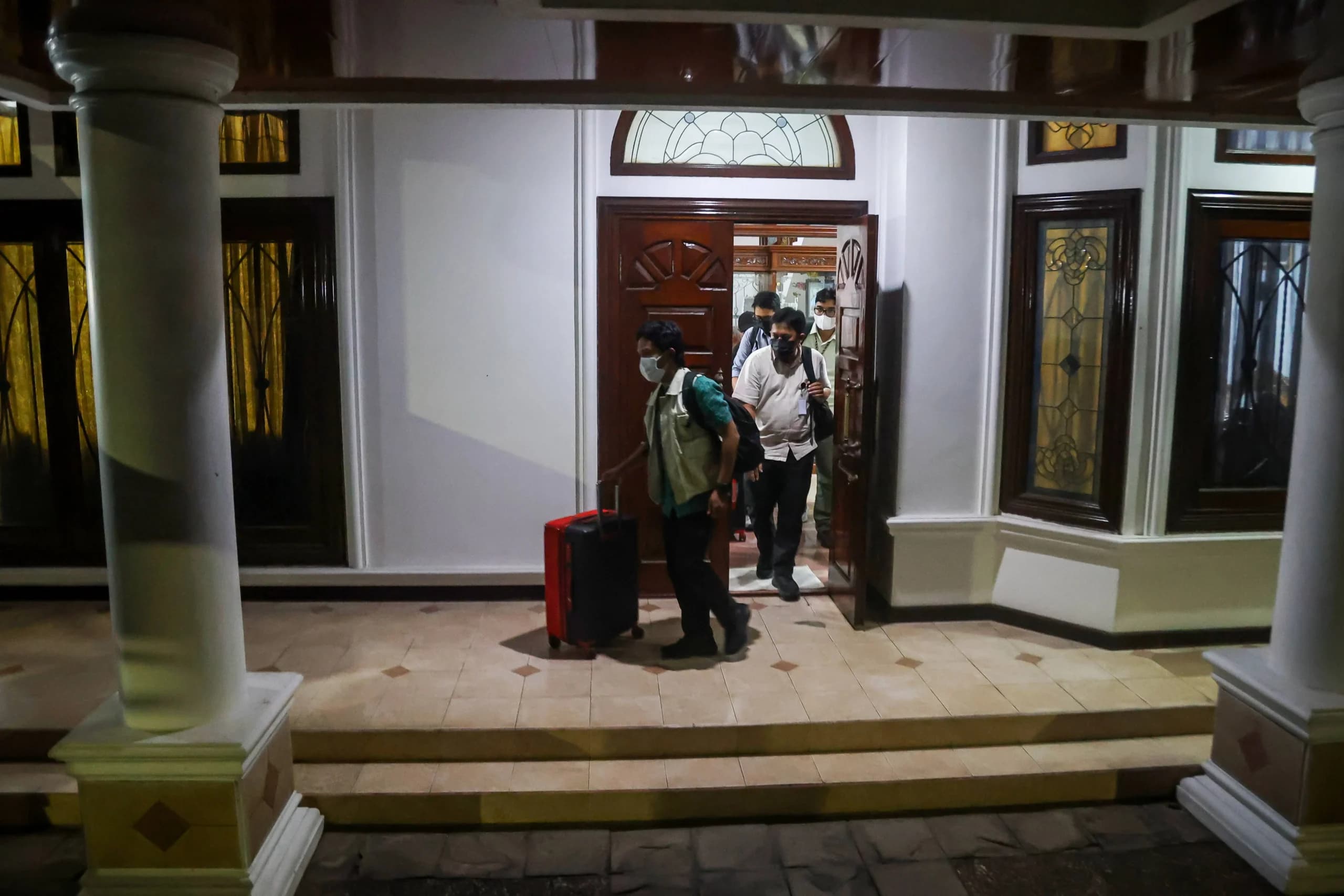Petugas Komisi Pemberatasan Korupsi (KPK) membawa koper seusai melakukan penggeledahan di rumah Direktur Jenderal Pengendalian dan Penertiban Tanah dan Ruang (Dirjen PPTR) Kementerian ATR/BPN, Lampri di Perumahan Jatiwaringin Asri, Pondok Gede, Kota Bekasi, Jawa Barat, Jumat (18/9/2026). Petugas Komisi Pemberatasan Korupsi (KPK) membawa koper seusai melakukan penggeledahan di rumah Direktur Jenderal Pengendalian dan Penertiban Tanah dan Ruang (Dirjen PPTR) Kementerian ATR/BPN, Lampri di Perumahan Jatiwaringin Asri, Pondok Gede, Kota Bekasi, Jawa Barat, Jumat (18/9/2026).