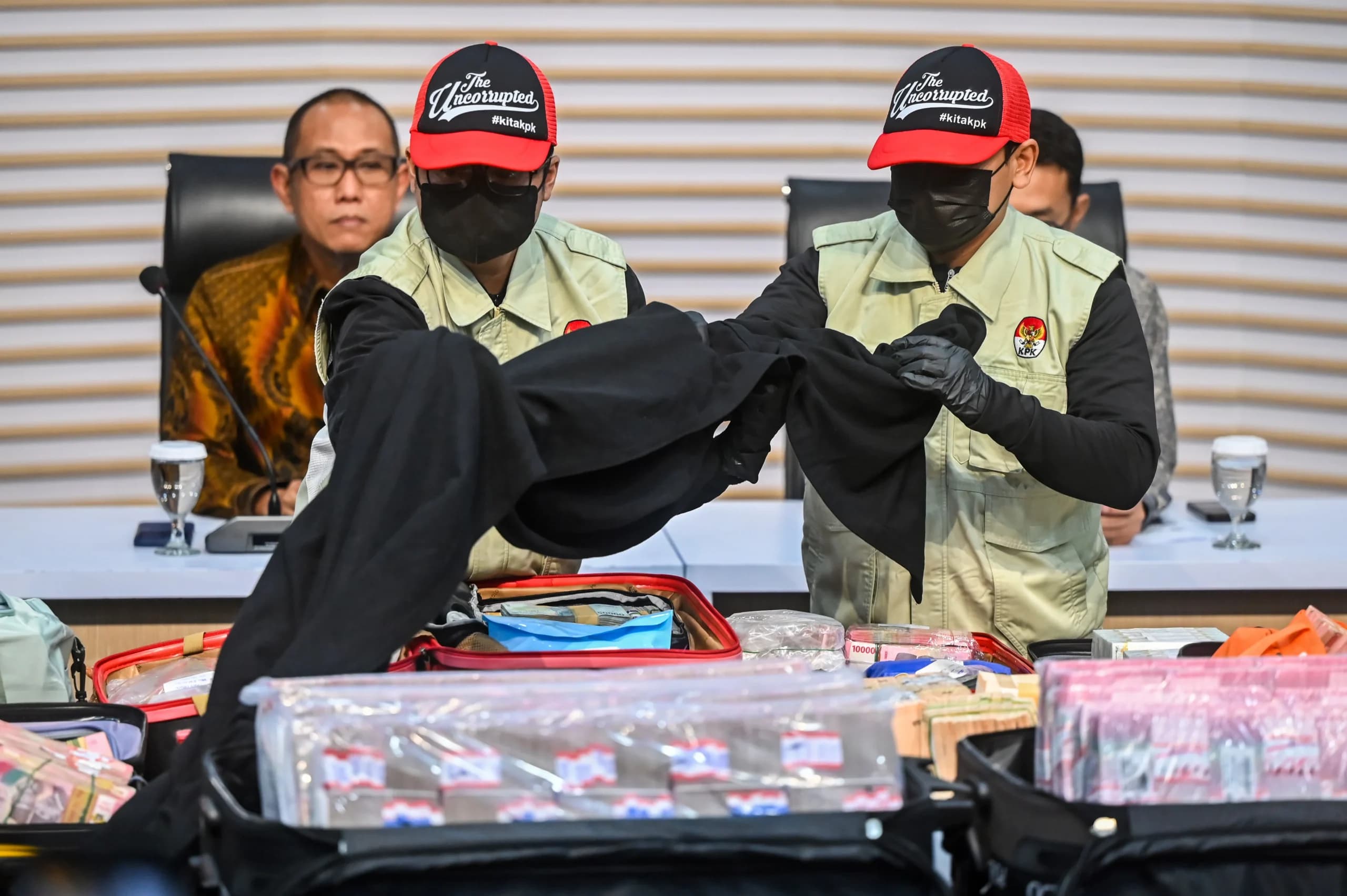 Petugas KPK menunjukkan barang bukti berupa uang tunai saat konferensi pers terkait operasi tangkap tangan (OTT) kasus dugaan korupsi pengurusan hak guna bangunan (HGB) Summarecon di Gedung Merah Putih KPK, Jakarta Petugas KPK menunjukkan barang bukti berupa uang tunai saat konferensi pers terkait operasi tangkap tangan (OTT) kasus dugaan korupsi pengurusan hak guna bangunan (HGB) Summarecon di Gedung Merah Putih KPK, Jakarta