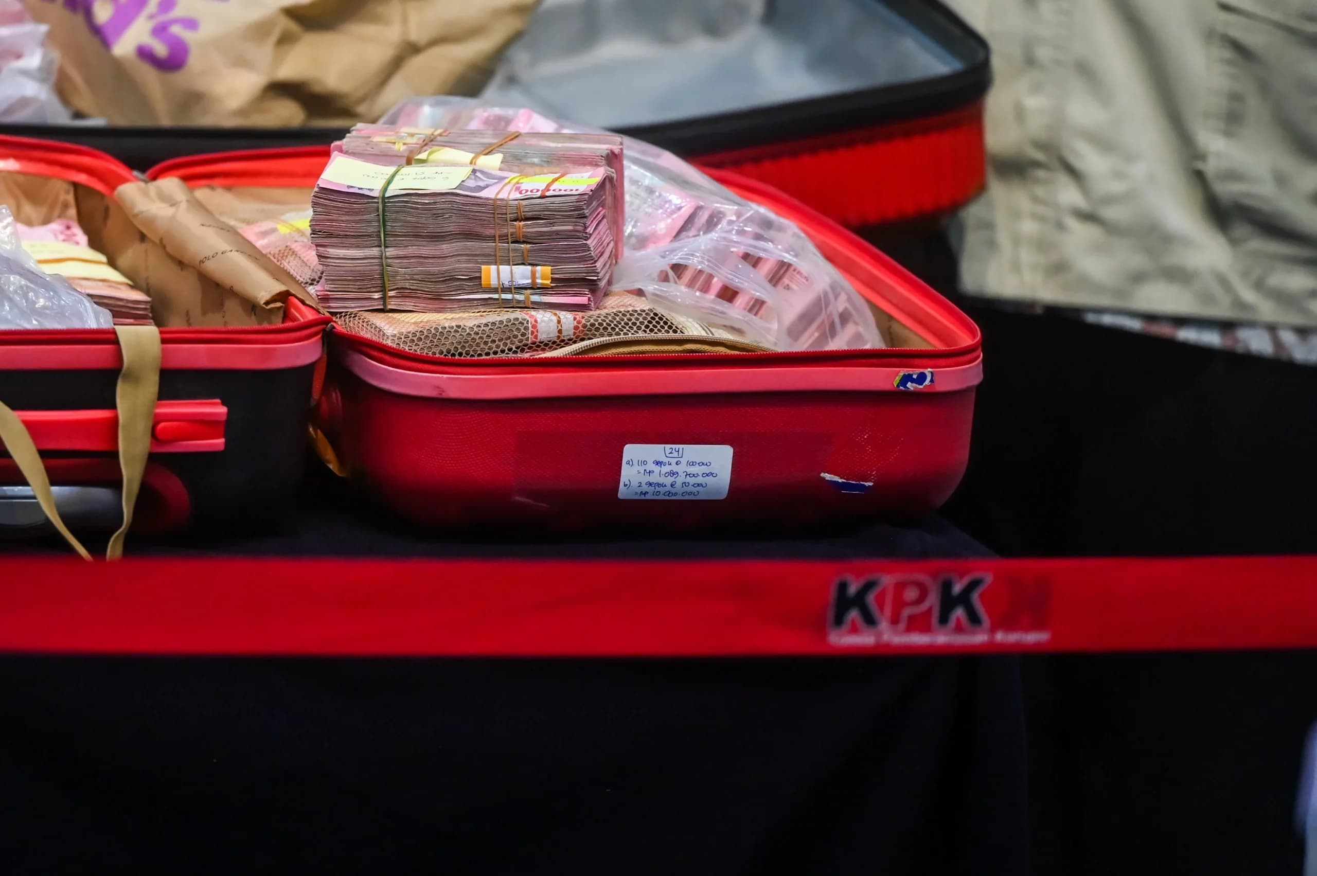 Barang bukti berupa uang tunai diperlihatkan saat konferensi pers terkait operasi tangkap tangan (OTT) kasus dugaan korupsi HGB Summarecon di Gedung Merah Putih KPK, Jakarta, Selasa (15/9/2026). Barang bukti berupa uang tunai diperlihatkan saat konferensi pers terkait operasi tangkap tangan (OTT) kasus dugaan korupsi HGB Summarecon di Gedung Merah Putih KPK, Jakarta, Selasa (15/9/2026).