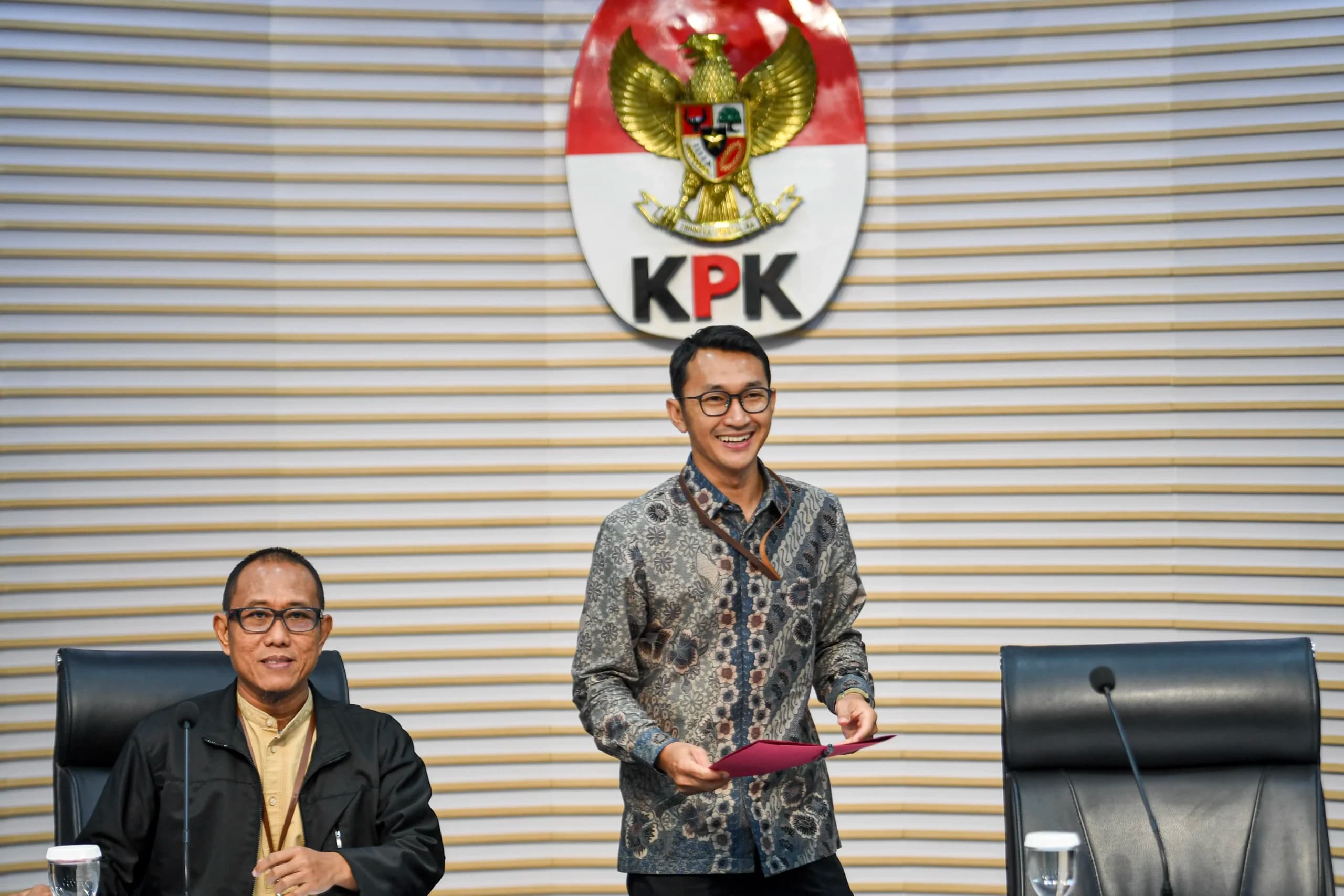 Plt Direktur Penyidikan KPK Achmad Taufik Husein (kiri) dan Juru Bicara KPK Budi Prasetyo bersiap memberikan keterangan pers terkait operasi tangkap tangan (OTT) yang menjerat jajaran Rektorat Universitas Jenderal Soedirman (Unsoed) di Gedung Merah Putih KPK, Jakarta, Jumat (21/8/2026). Plt Direktur Penyidikan KPK Achmad Taufik Husein (kiri) dan Juru Bicara KPK Budi Prasetyo bersiap memberikan keterangan pers terkait operasi tangkap tangan (OTT) yang menjerat jajaran Rektorat Universitas Jenderal Soedirman (Unsoed) di Gedung Merah Putih KPK, Jakarta, Jumat (21/8/2026).