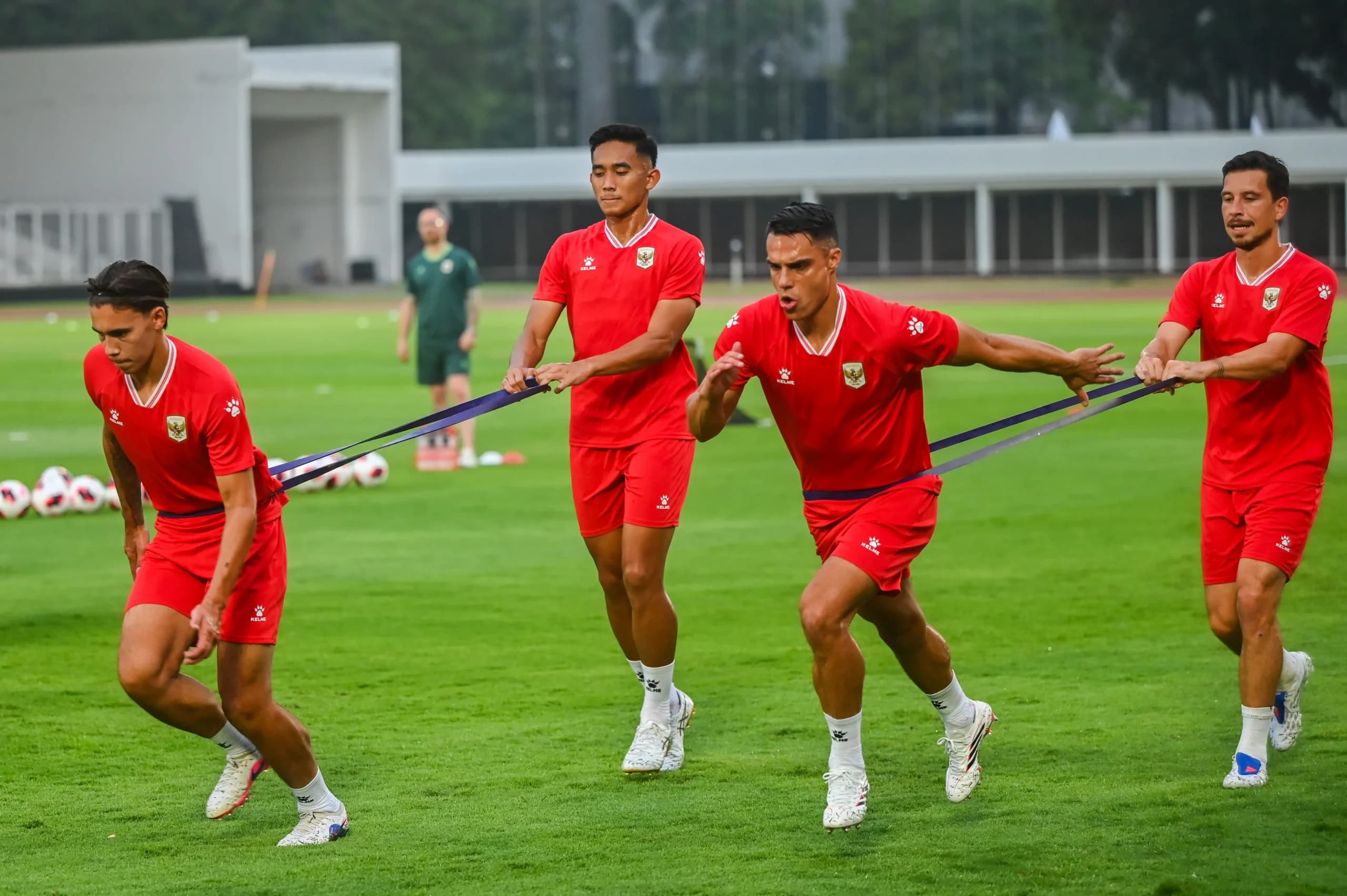 Pesepak bola Timnas Indonesia Dion Markx (kiri), Rizky Ridho (kedua kiri), Pelupessy (kedua kanan) dan Thom Haye (kanan) mengikuti sesi latihan di Stadion Madya, Senayan, Jakarta, Selasa (22/9/2026). Pesepak bola Timnas Indonesia Dion Markx (kiri), Rizky Ridho (kedua kiri), Pelupessy (kedua kanan) dan Thom Haye (kanan) mengikuti sesi latihan di Stadion Madya, Senayan, Jakarta, Selasa (22/9/2026).