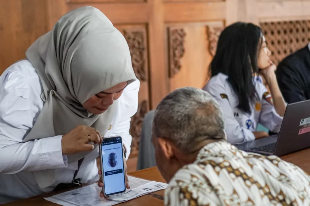 Warga berkonsultasi dengan petugas mengenai status aktivasi Identitas Kependudukan Digital (IKD) dan status desil Data Tunggal Sosial dan Ekonomi Nasional (DTSEN) saat layanan Mobile Bantuan Aktivasi IKD dan DESIL di Keluharan Sondakan, Solo, Jawa Tengah. (Sumber: Antara Foto/Mohammad Ayudha/YU) Warga berkonsultasi dengan petugas mengenai status aktivasi Identitas Kependudukan Digital (IKD) dan status desil Data Tunggal Sosial dan Ekonomi Nasional (DTSEN) saat layanan Mobile Bantuan Aktivasi IKD dan DESIL di Keluharan Sondakan, Solo, Jawa Tengah. (Sumber: Antara Foto/Mohammad Ayudha/YU)