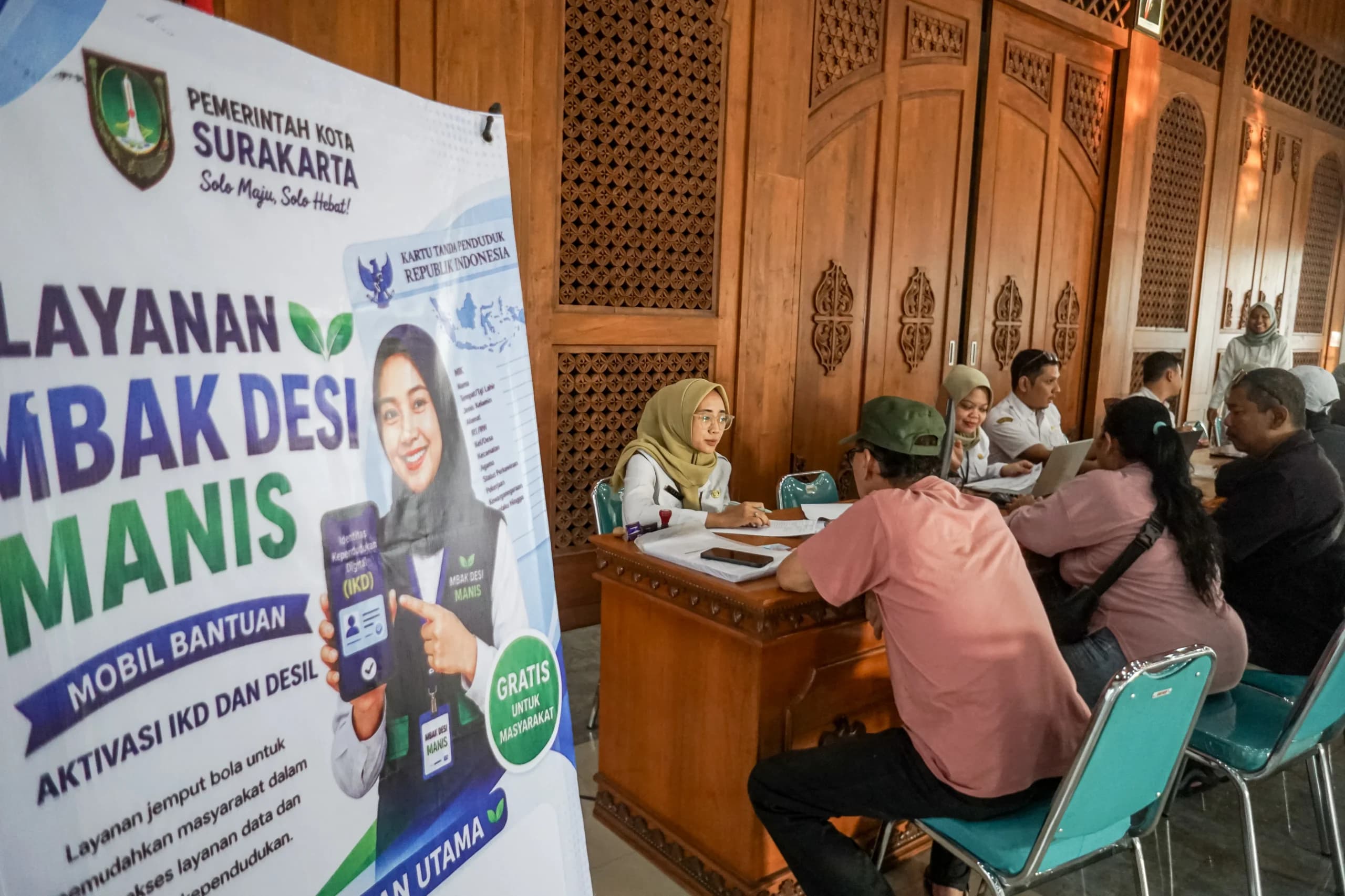 Warga berkonsultasi dengan petugas mengenai status aktivasi Identitas Kependudukan Digital (IKD) dan status desil Data Tunggal Sosial dan Ekonomi Nasional (DTSEN) saat layanan Mobile Bantuan Aktivasi IKD dan DESIL di Keluharan Sondakan, Solo, Jawa Tengah Warga berkonsultasi dengan petugas mengenai status aktivasi Identitas Kependudukan Digital (IKD) dan status desil Data Tunggal Sosial dan Ekonomi Nasional (DTSEN) saat layanan Mobile Bantuan Aktivasi IKD dan DESIL di Keluharan Sondakan, Solo, Jawa Tengah