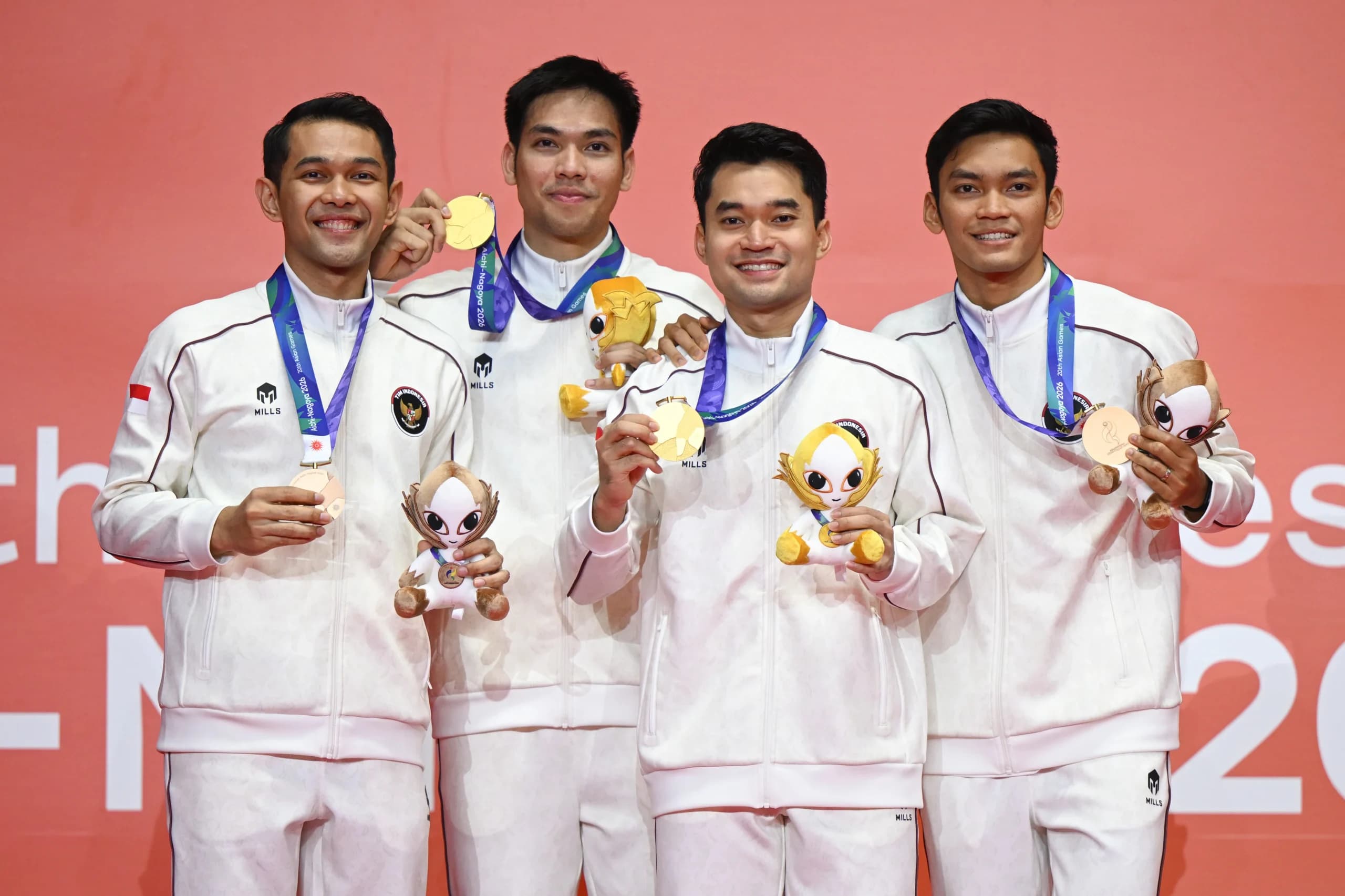Pebulu tangkis ganda putra Indonesia peraih medali emas Leo Carnando (kedua kanan) dan Daniel Marthin (kedua kiri) dan peraih medali perunggu Fajar Alfian (kiri) dan M Shohibul Fikri (kanan) berfoto bersama usai upacara medali final bulu tangkis ganda putra Asian Games 2026 di Ichinomiya City Municipal Gymnasium, Nagoya, Aichi, Jepang, Selasa (29/9/2026). Pebulu tangkis ganda putra Indonesia peraih medali emas Leo Carnando (kedua kanan) dan Daniel Marthin (kedua kiri) dan peraih medali perunggu Fajar Alfian (kiri) dan M Shohibul Fikri (kanan) berfoto bersama usai upacara medali final bulu tangkis ganda putra Asian Games 2026 di Ichinomiya City Municipal Gymnasium, Nagoya, Aichi, Jepang, Selasa (29/9/2026).