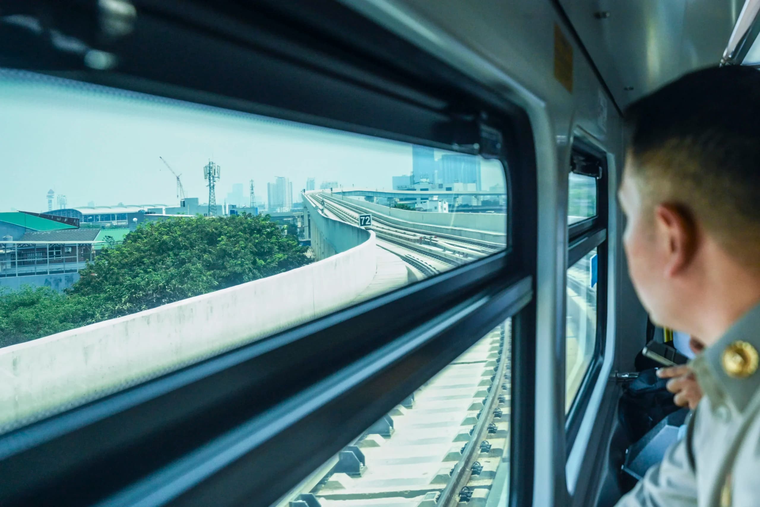 Penumpang melihat jalur LRT saat menumpang di rute LRT Kelapa Gading-Manggarai Penumpang melihat jalur LRT saat menumpang di rute LRT Kelapa Gading-Manggarai