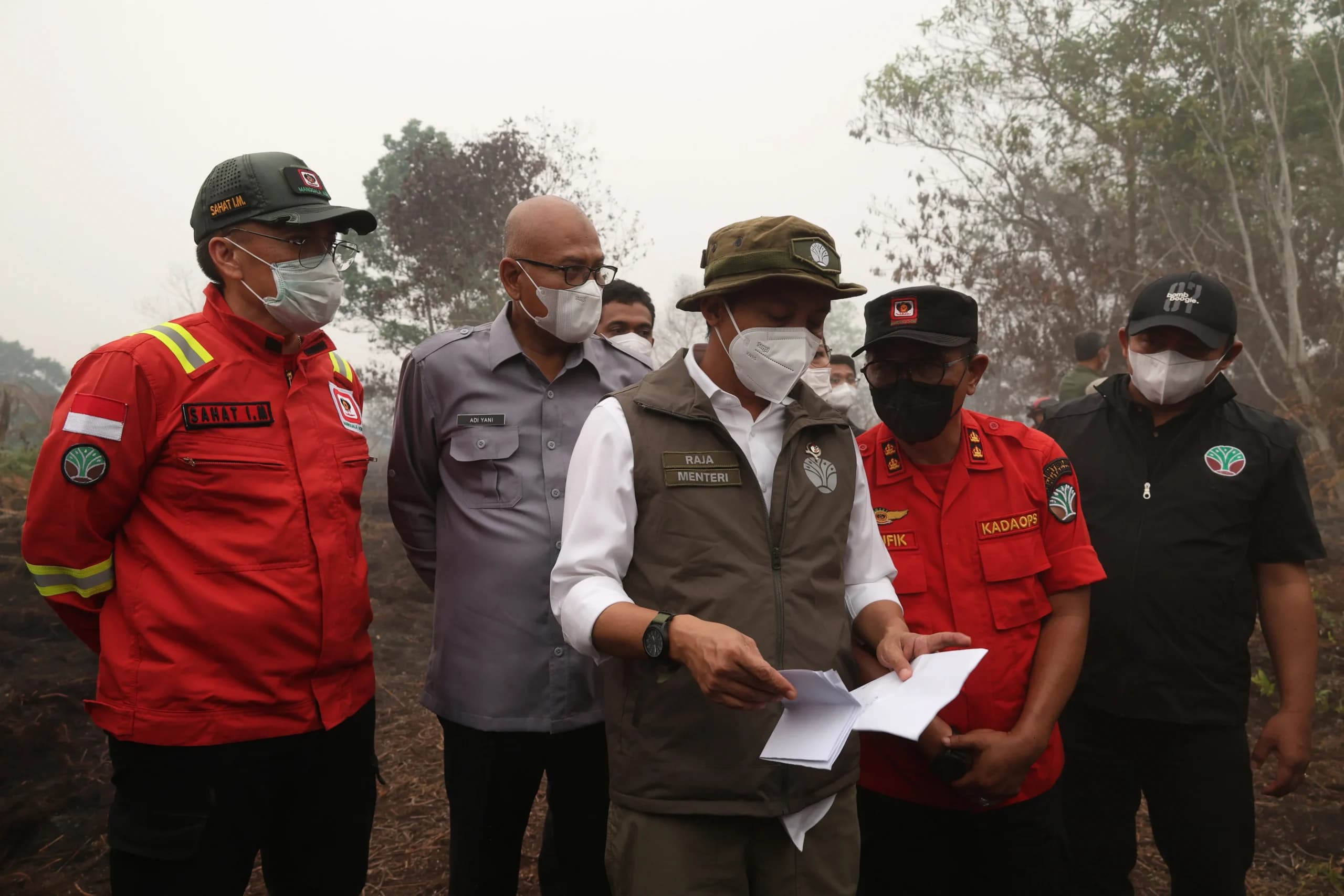 Menteri Kehutanan Raja Juli Antoni (ketiga kanan) didampingi Kadaops Manggala Agni Kalimantan VIII/Pontianak Taufik (kedua kanan), Kepala Dinas Lingkungan Hidup dan Kehutanan Provinsi Kalimantan Barat Adi Yani (kedua kiri) dan Kepala Seksi Wilayah II Pontianak Balai Dalkarhut Kalimantan Sahat Irawan Manik (kiri) meninjau lokasi karhutla di Kuala Dua, Kabupaten Kubu Raya, Kalimantan Barat, Kamis (3/9/2026). Menteri Kehutanan Raja Juli Antoni (ketiga kanan) didampingi Kadaops Manggala Agni Kalimantan VIII/Pontianak Taufik (kedua kanan), Kepala Dinas Lingkungan Hidup dan Kehutanan Provinsi Kalimantan Barat Adi Yani (kedua kiri) dan Kepala Seksi Wilayah II Pontianak Balai Dalkarhut Kalimantan Sahat Irawan Manik (kiri) meninjau lokasi karhutla di Kuala Dua, Kabupaten Kubu Raya, Kalimantan Barat, Kamis (3/9/2026).