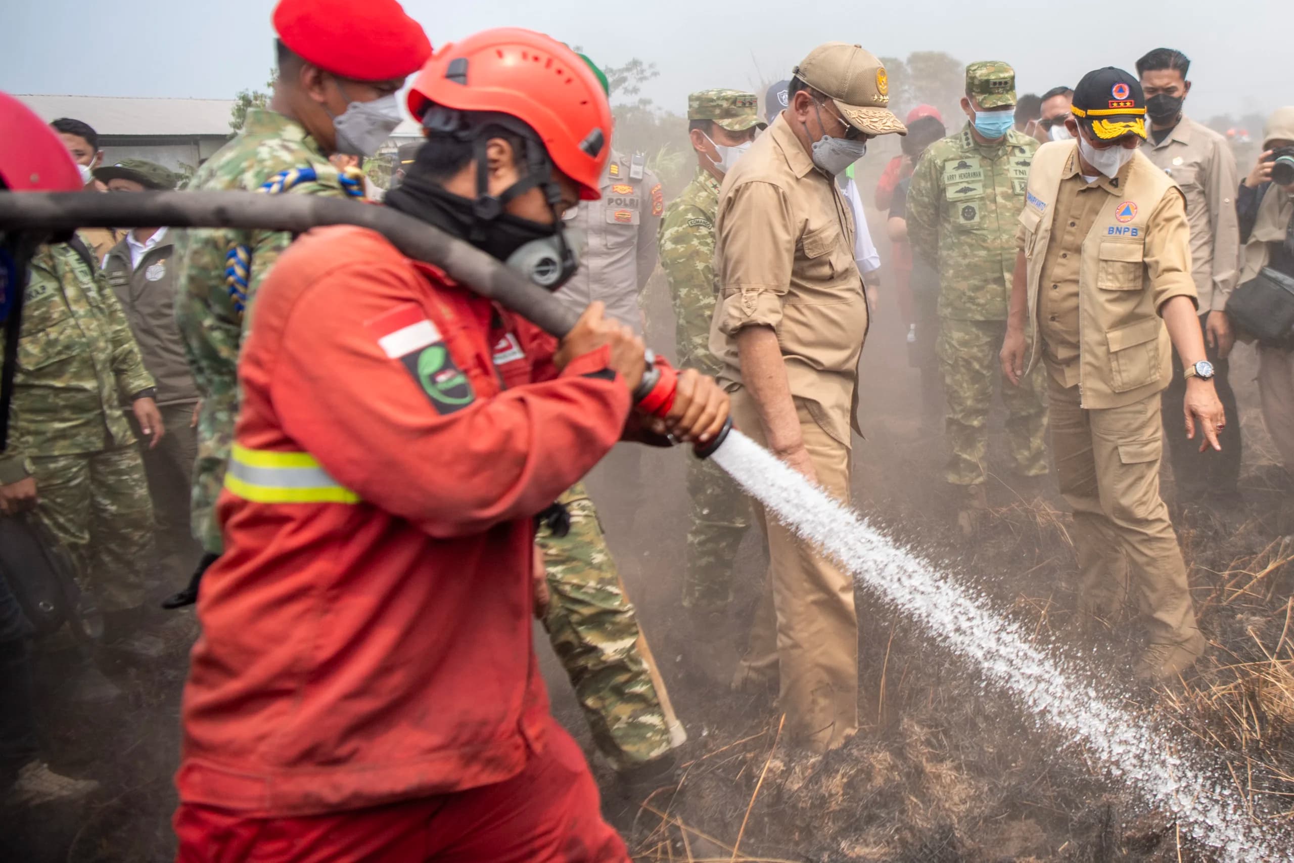 Menko Polkam Djamari Chaniago (tengah) didampingi Kepala BNPB Letjen TNI Suharyanto (kedua kanan) meninjau kebakaran lahan di Kertapati, Palembang, Sumatera Selatan Menko Polkam Djamari Chaniago (tengah) didampingi Kepala BNPB Letjen TNI Suharyanto (kedua kanan) meninjau kebakaran lahan di Kertapati, Palembang, Sumatera Selatan