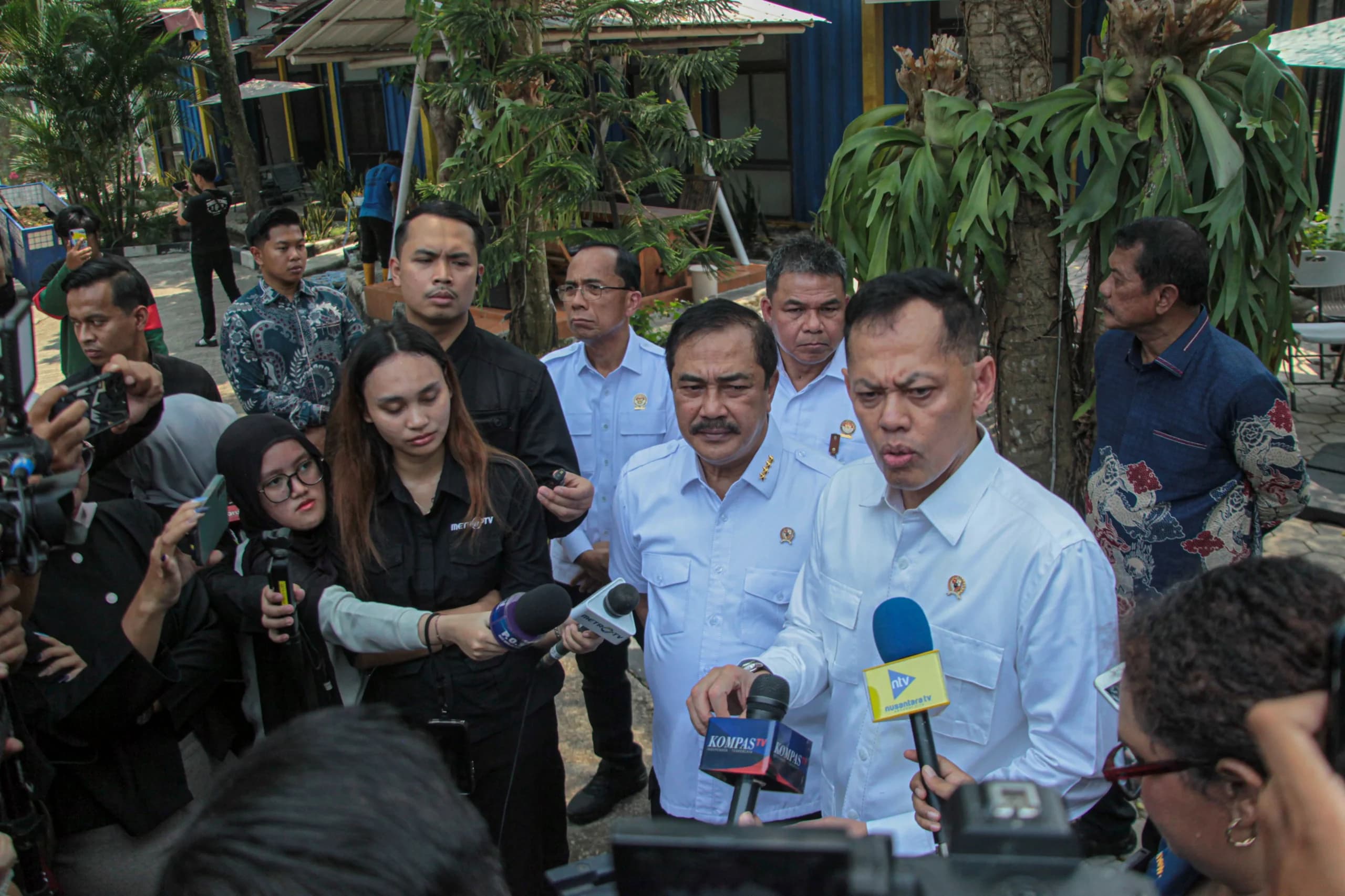 Menteri Imigrasi dan Pemasyarakatan (Imipas) Agus Andrianto (tengah) didampingi Kepala Badan Pengendalian Pembangunan dan Investigasi Khusus (Bappisus) Aries Marsudiyanto (kedua kanan) menjawab pertanyaan wartawan seusai melakukan inspeksi mendadak (sidak) di Lapas Kelas IIA Cibinong, Kabupaten Bogor, Jawa Barat. (Sumber: Antara Foto/Yulius Satria Wijaya/kye) Menteri Imigrasi dan Pemasyarakatan (Imipas) Agus Andrianto (tengah) didampingi Kepala Badan Pengendalian Pembangunan dan Investigasi Khusus (Bappisus) Aries Marsudiyanto (kedua kanan) menjawab pertanyaan wartawan seusai melakukan inspeksi mendadak (sidak) di Lapas Kelas IIA Cibinong, Kabupaten Bogor, Jawa Barat. (Sumber: Antara Foto/Yulius Satria Wijaya/kye)