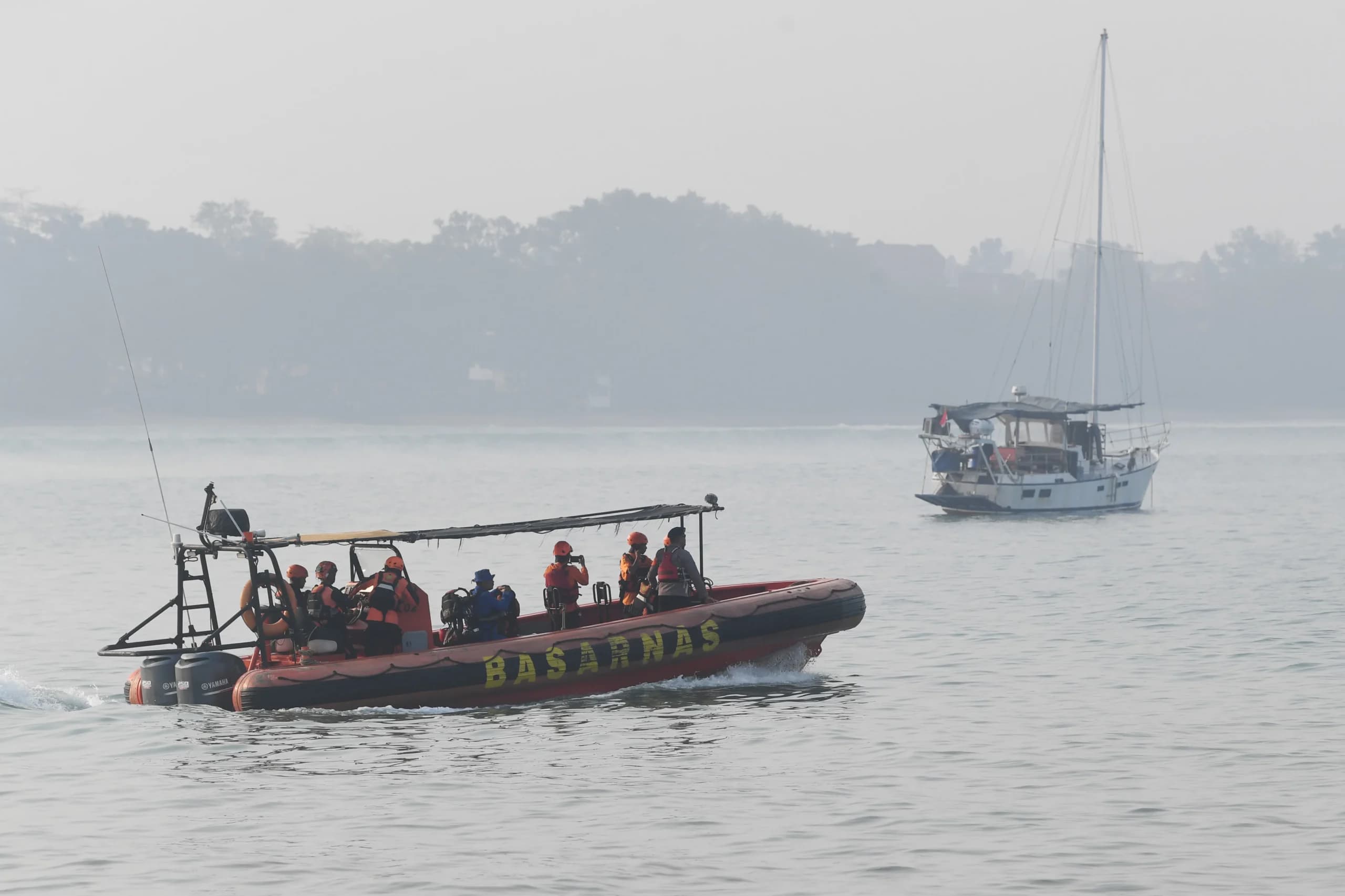 Personel tim SAR gabungan berada di kapal Rigid Inflatable Boat (RIB) 02 Banten saat operasi pencarian hari kedelapan jurnalis yang hilang kontak di Carita, Pandeglang, Banten. (Sumber: Antara Foto/Akbar Nugroho Gumay/agr) Personel tim SAR gabungan berada di kapal Rigid Inflatable Boat (RIB) 02 Banten saat operasi pencarian hari kedelapan jurnalis yang hilang kontak di Carita, Pandeglang, Banten. (Sumber: Antara Foto/Akbar Nugroho Gumay/agr)