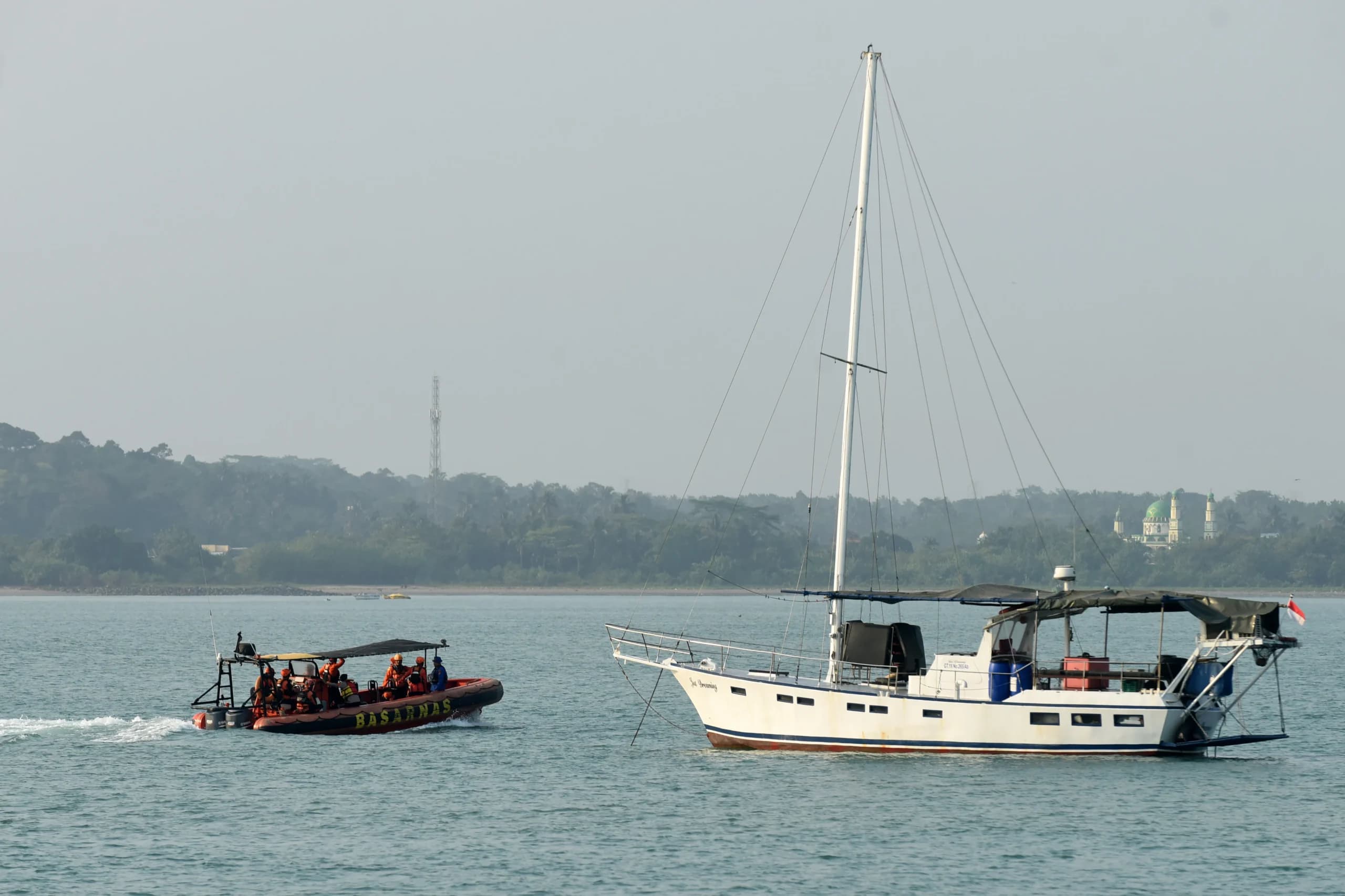 Personel tim SAR gabungan yang menaiki kapal Rigid Inflatable Boat (RIB) 02 Banten melakukan operasi pencarian pada hari kesepuluh terhadap lima jurnalis dan tiga awak kapal yang hilang kontak di Carita, Pandeglang, Banten Personel tim SAR gabungan yang menaiki kapal Rigid Inflatable Boat (RIB) 02 Banten melakukan operasi pencarian pada hari kesepuluh terhadap lima jurnalis dan tiga awak kapal yang hilang kontak di Carita, Pandeglang, Banten
