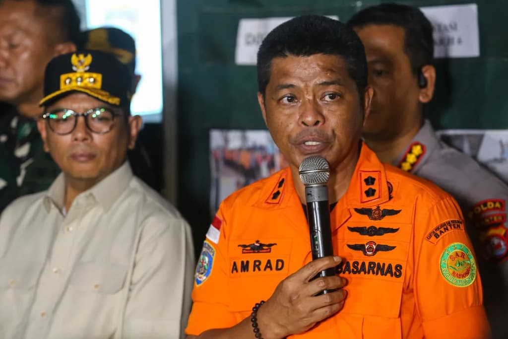 Kepala Kantor Basarnas Banten Al Amrad (kanan) bersama Gubernur Banten Andra Soni (kiri) memberikan keterangan pers pada hari ketujuh operasi pencarian jurnalis dan awak kapal yang hilang kontak di Posko SAR Dermaga Marina Carita, Pandeglang, Banten. (Sumber: Antara Foto/Angga Budhiyanto/wsj) Kepala Kantor Basarnas Banten Al Amrad (kanan) bersama Gubernur Banten Andra Soni (kiri) memberikan keterangan pers pada hari ketujuh operasi pencarian jurnalis dan awak kapal yang hilang kontak di Posko SAR Dermaga Marina Carita, Pandeglang, Banten. (Sumber: Antara Foto/Angga Budhiyanto/wsj)