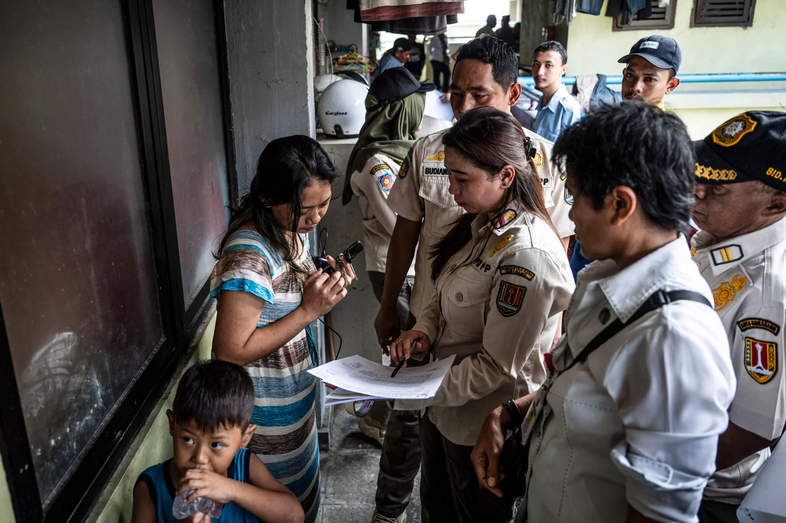 Petugas Satpol PP (kedua kanan) menunjukkan surat pemberitahuan penyegelan unit rumah susun sederhana sewa (rusunawa) kepada penghuni saat operasi yustisi di Rusunawa Kudu, Genuk, Semarang, Jawa Tengah, Rabu (19/8/2026). Petugas Satpol PP (kedua kanan) menunjukkan surat pemberitahuan penyegelan unit rumah susun sederhana sewa (rusunawa) kepada penghuni saat operasi yustisi di Rusunawa Kudu, Genuk, Semarang, Jawa Tengah, Rabu (19/8/2026).