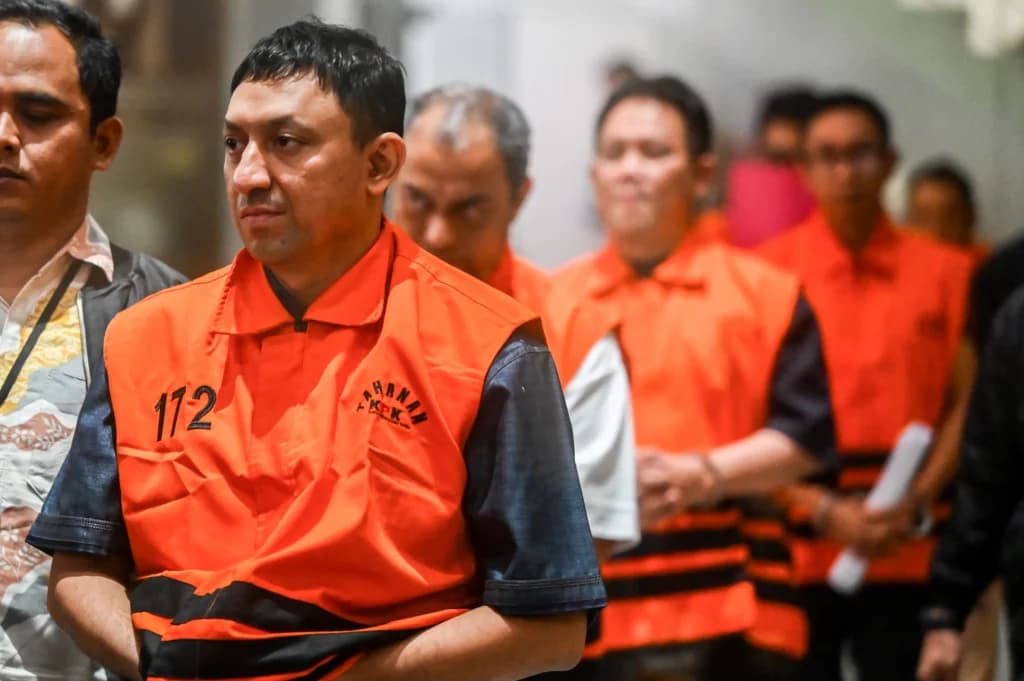 Ketua DPP Partai Golkar Fahd El Fouz alias Fahd Arafiq (kiri) berjalan menuju mobil tahanan usai menjalani pemeriksaan di Gedung Merah Putih KPK, Jakarta, Selasa (15/9/2026). Ketua DPP Partai Golkar Fahd El Fouz alias Fahd Arafiq (kiri) berjalan menuju mobil tahanan usai menjalani pemeriksaan di Gedung Merah Putih KPK, Jakarta, Selasa (15/9/2026).