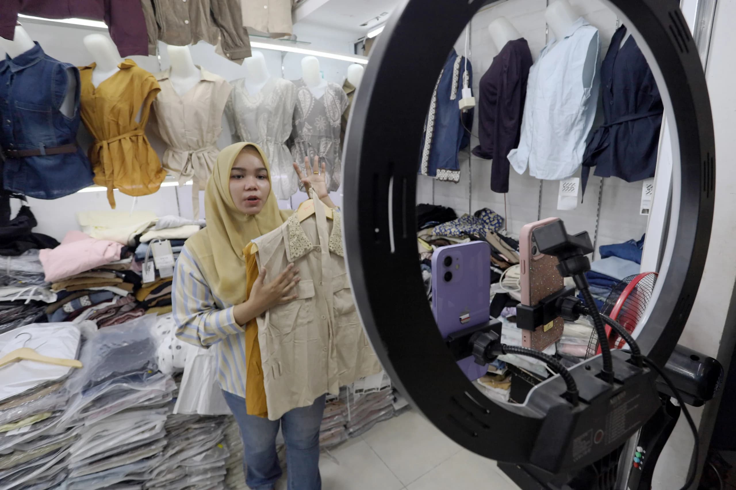 Pedagang melakukan siaran langsung penjualan pakaian melalui aplikasi belanja daring (e-commerce) di gerai Pasar Atjeh, Banda Aceh, Aceh, Kamis (3/9/2026). Pedagang melakukan siaran langsung penjualan pakaian melalui aplikasi belanja daring (e-commerce) di gerai Pasar Atjeh, Banda Aceh, Aceh, Kamis (3/9/2026).