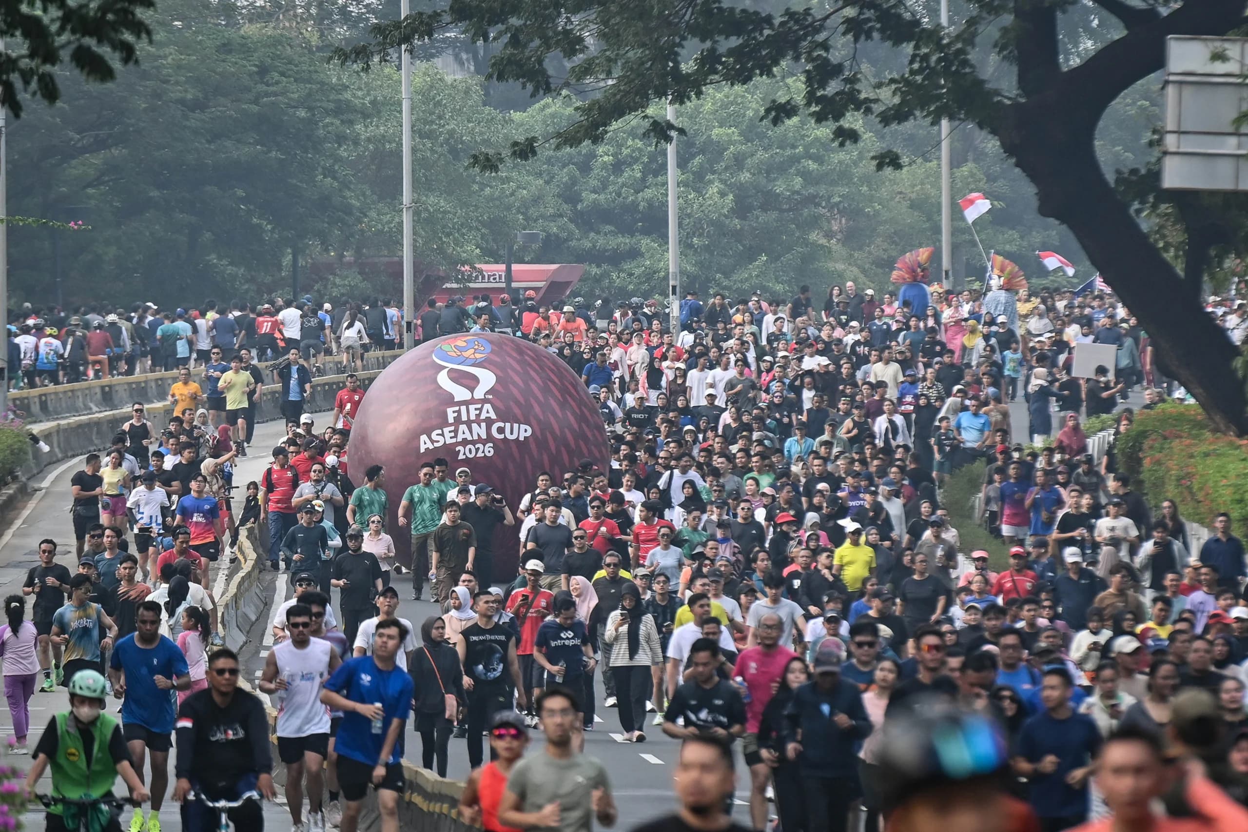 Iring-iringan parade bola raksasa FIFA ASEAN Cup 2026 saat Hari Bebas Kendaraan Bermotor (HBKB) di kawasan Bundaran HI, Jakarta, Minggu (13/9/2026). Iring-iringan parade bola raksasa FIFA ASEAN Cup 2026 saat Hari Bebas Kendaraan Bermotor (HBKB) di kawasan Bundaran HI, Jakarta, Minggu (13/9/2026).