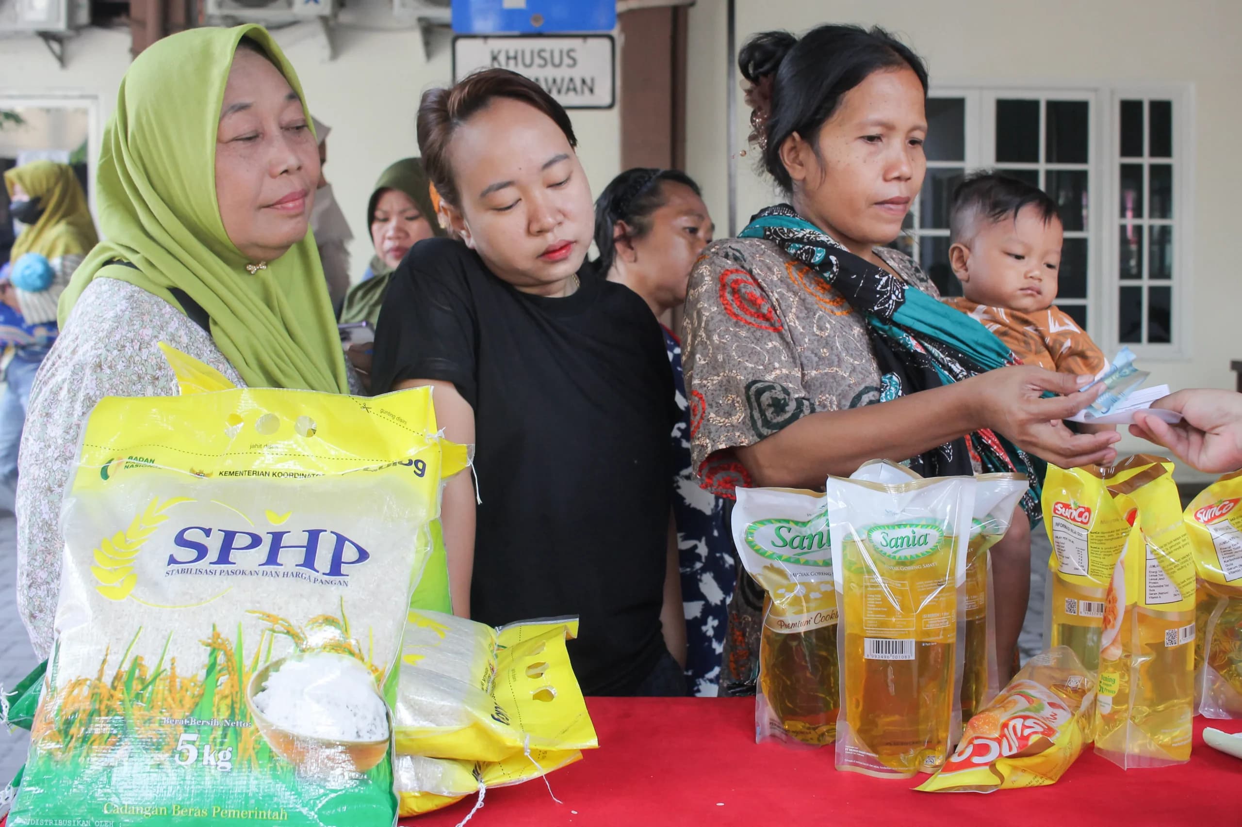 Warga membeli bahan pangan saat Pasar Murah di Surabaya, Jawa Timur, Rabu (9/9/2026). Warga membeli bahan pangan saat Pasar Murah di Surabaya, Jawa Timur, Rabu (9/9/2026).