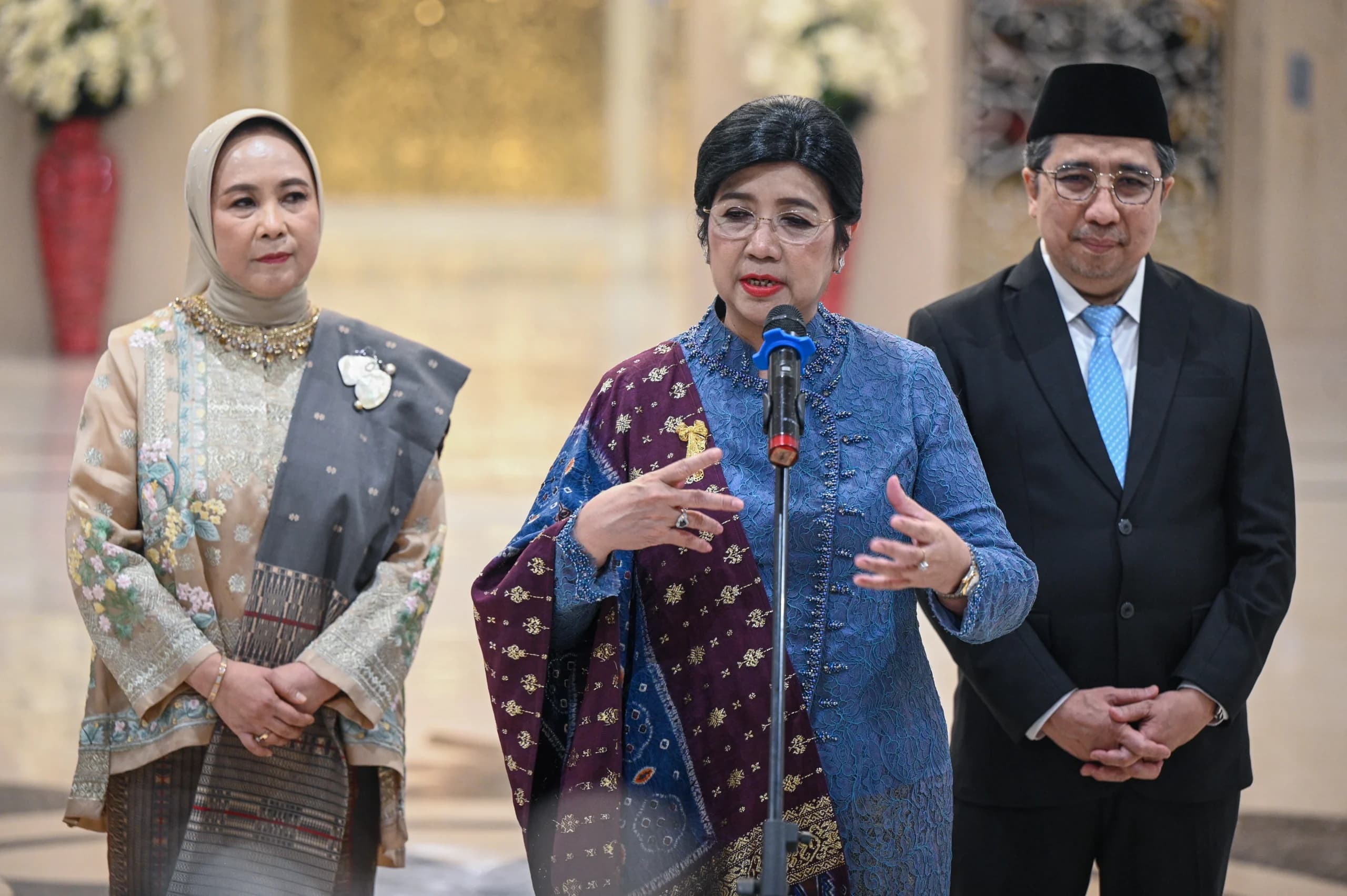 Gubernur Bank Indonesia (BI) Destry Damayanti (tengah), Deputi Gubernur Senior BI Aida S. Budiman (kiri) dan Deputi Gubernur BI Solikin M. Juhro (kanan) menyampaikan keterangan usai pelantikannya di Mahkamah Agung, Jakarta. (Sumber: Antara Foto/Fauzan/nym) Gubernur Bank Indonesia (BI) Destry Damayanti (tengah), Deputi Gubernur Senior BI Aida S. Budiman (kiri) dan Deputi Gubernur BI Solikin M. Juhro (kanan) menyampaikan keterangan usai pelantikannya di Mahkamah Agung, Jakarta. (Sumber: Antara Foto/Fauzan/nym)