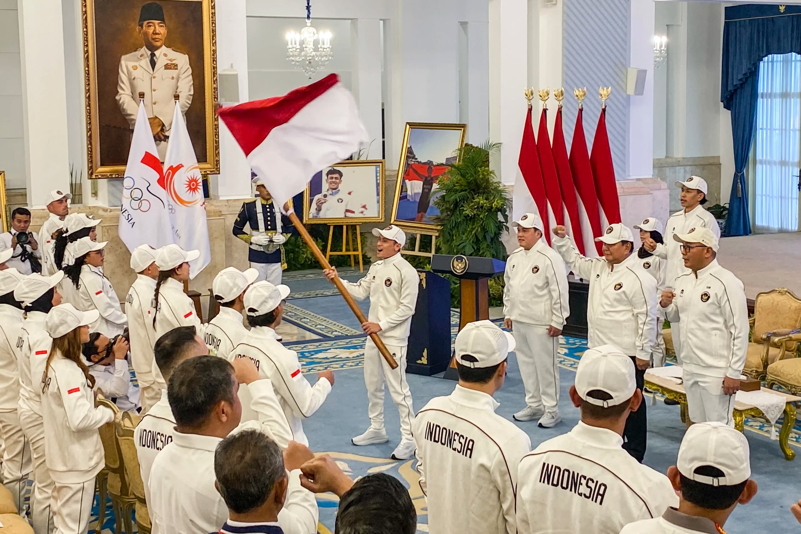 Presiden Prabowo Subianto (kedua kanan) bersama Menpora Erick Thohir (ketiga kanan) dan Chef de Mission (CdM) Tim Indonesia Todotua Pasaribu (kanan) menyaksikan atlet panjat tebing Veddriq Leonardo (tengah) mengibarkan Bendera Merah Putih saat pelepasan kontingen Indonesia untuk Asian Games 2026 di Istana Negara, Jakarta. (Sumber: Antara Foto/Cahya Sari/hma/YU) Presiden Prabowo Subianto (kedua kanan) bersama Menpora Erick Thohir (ketiga kanan) dan Chef de Mission (CdM) Tim Indonesia Todotua Pasaribu (kanan) menyaksikan atlet panjat tebing Veddriq Leonardo (tengah) mengibarkan Bendera Merah Putih saat pelepasan kontingen Indonesia untuk Asian Games 2026 di Istana Negara, Jakarta. (Sumber: Antara Foto/Cahya Sari/hma/YU)