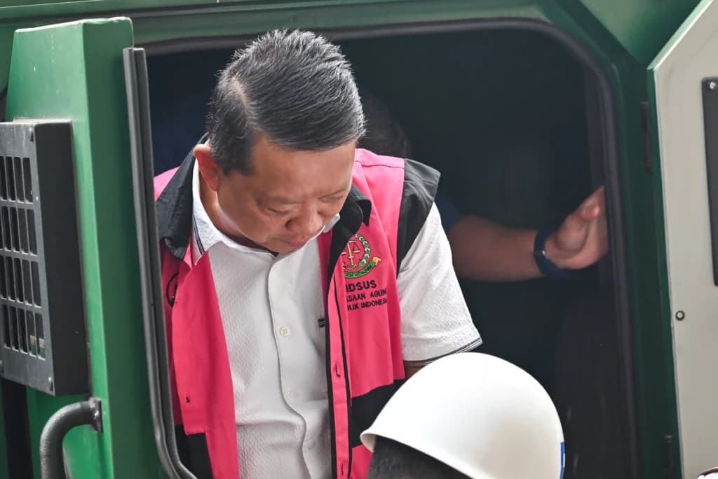 Tersangka kasus dugaan Tindak Pidana Pencucian Uang (TPPU) Febrie Adriansyah (tengah) saat tiba di Gedung Utama Kejaksaan Agung, Jakarta, Kamis (3/9/2026). Tersangka kasus dugaan Tindak Pidana Pencucian Uang (TPPU) Febrie Adriansyah (tengah) saat tiba di Gedung Utama Kejaksaan Agung, Jakarta, Kamis (3/9/2026).