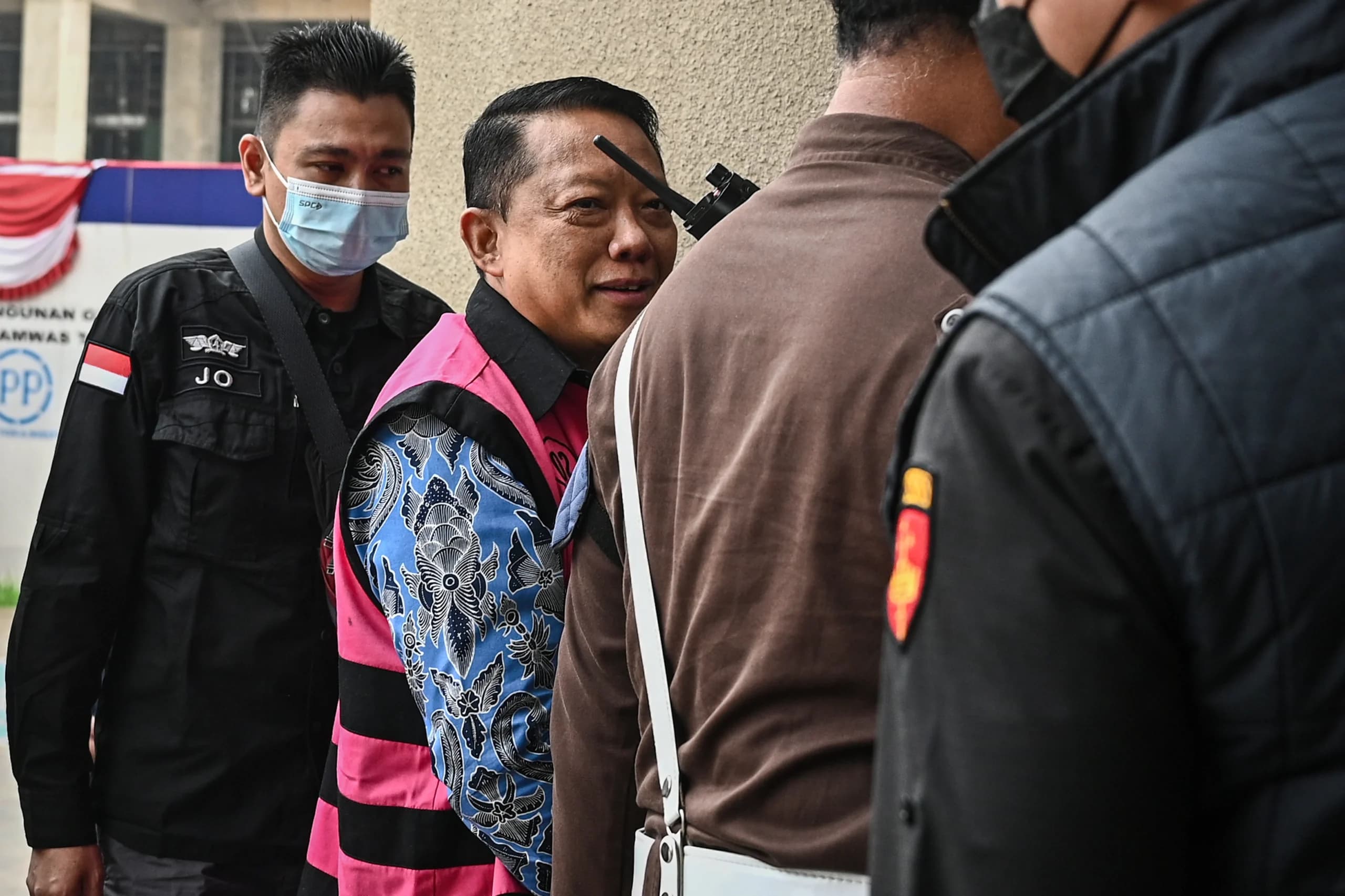 Tersangka kasus dugaan Tindak Pidana Pencucian Uang (TPPU) Febrie Adriansyah (kedua kiri) berjalan setibanya di Gedung Utama Kejaksaan Agung, Jakarta, Selasa (8/9/2026). Tersangka kasus dugaan Tindak Pidana Pencucian Uang (TPPU) Febrie Adriansyah (kedua kiri) berjalan setibanya di Gedung Utama Kejaksaan Agung, Jakarta, Selasa (8/9/2026).