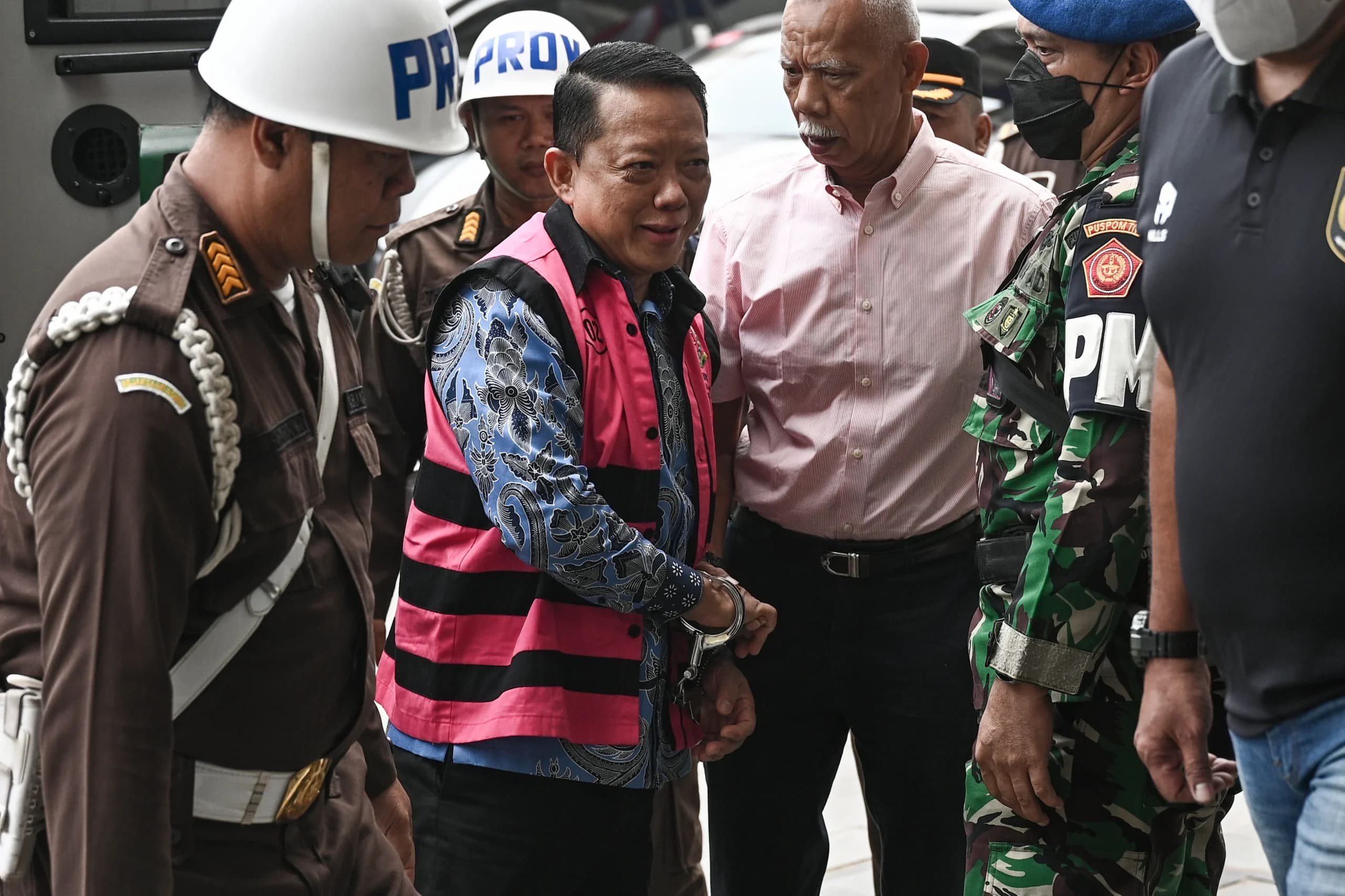 Tersangka kasus dugaan Tindak Pidana Pencucian Uang (TPPU) Febrie Adriansyah (tengah) berjalan setibanya di Gedung Utama Kejaksaan Agung, Jakarta, Selasa (8/9/2026). Tersangka kasus dugaan Tindak Pidana Pencucian Uang (TPPU) Febrie Adriansyah (tengah) berjalan setibanya di Gedung Utama Kejaksaan Agung, Jakarta, Selasa (8/9/2026).