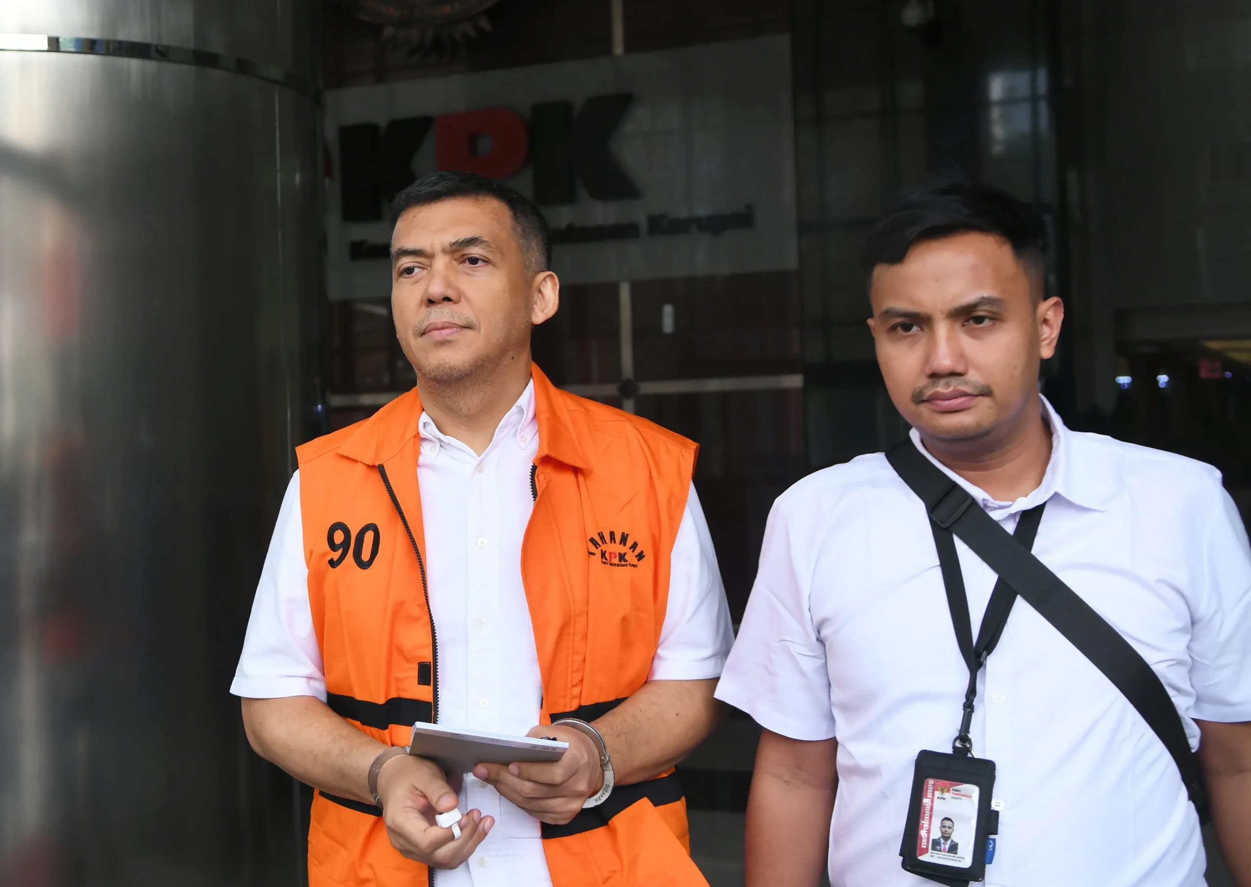 ersangka kasus dugaan korupsi pengurusan izin tinggal warga negara asing (WNA) di Indonesia Silmy Karim (kiri) berjalan menuju mobil tahanan seusai menjalani pemeriksaan di Gedung Merah Putih KPK, Jakarta, Rabu (23/9/2026). ersangka kasus dugaan korupsi pengurusan izin tinggal warga negara asing (WNA) di Indonesia Silmy Karim (kiri) berjalan menuju mobil tahanan seusai menjalani pemeriksaan di Gedung Merah Putih KPK, Jakarta, Rabu (23/9/2026).