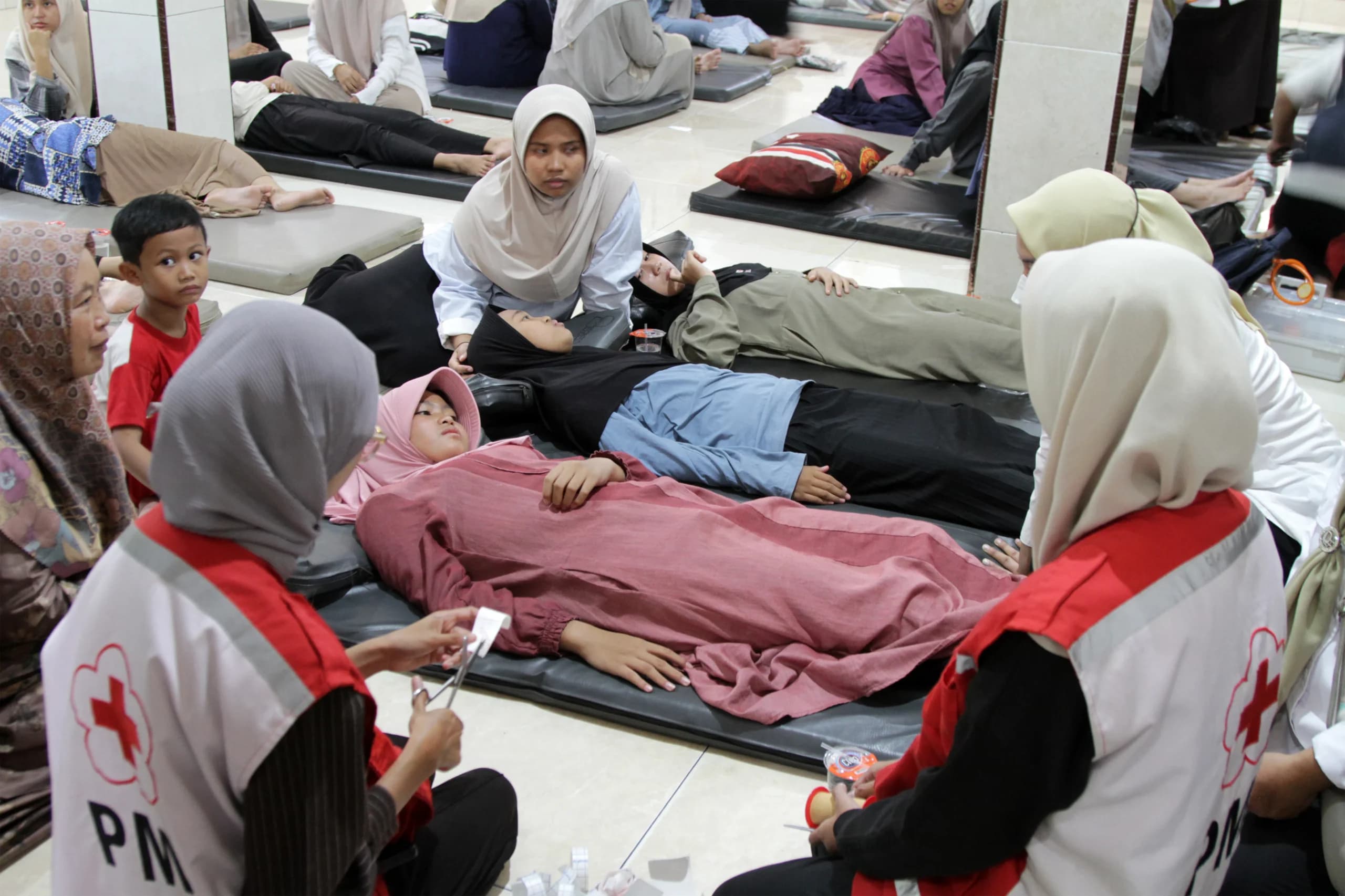 Santri yang diduga mengalami keracunan makanan mendapatkan perawatan medis di Pondok Pesantren Manbaul Hikam, Tanggulangin, Sidoarjo, Jawa Timur, Rabu (2/9/2026). Santri yang diduga mengalami keracunan makanan mendapatkan perawatan medis di Pondok Pesantren Manbaul Hikam, Tanggulangin, Sidoarjo, Jawa Timur, Rabu (2/9/2026).