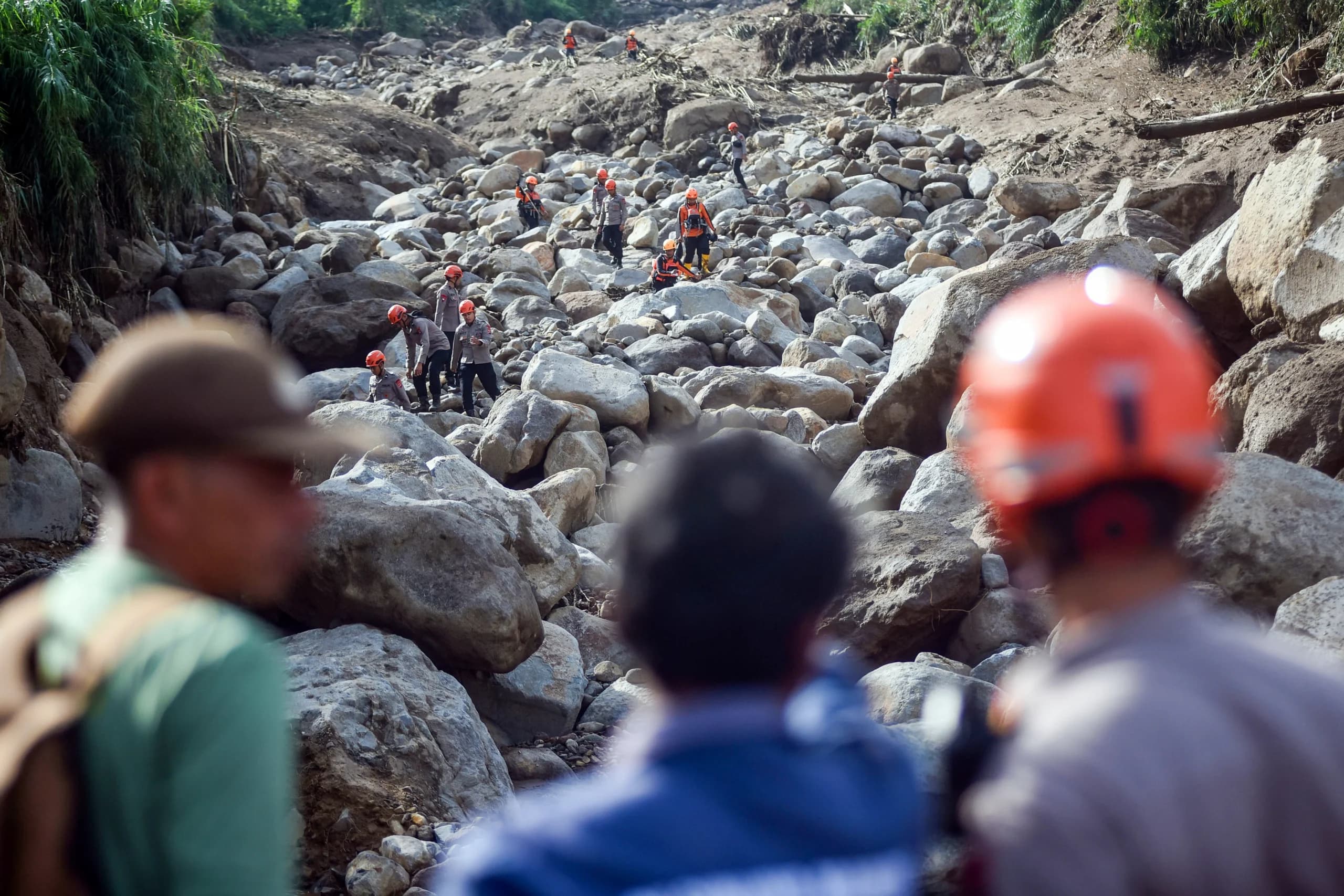 Tim SAR gabungan melakukan pencarian korban banjir bandang di Arosuka, Solok, Sumatera Barat, Rabu (23/9/2026). Tim SAR gabungan melakukan pencarian korban banjir bandang di Arosuka, Solok, Sumatera Barat, Rabu (23/9/2026).