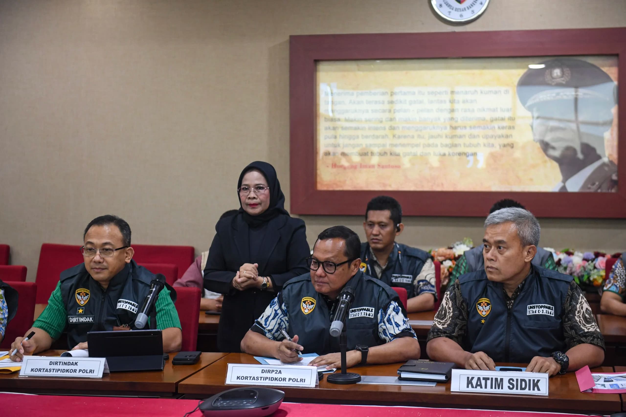 Dirtindak Kortastipidkor Polri Brigjen Pol Roberthus Yohanes De Deo Tresna Eka Trimana (kiri) bersama DirP2A Kortastipidkor Polri Brigjen Pol Indra Luthrianto (tengah) dan Katim Penyidik Tindak Pidana Utama Tingkat II Kortastipidkor Polri Brigjen Pol Hernowo Yulianto (kanan) memberikan keterangan terkait dugaan tindak pidana korupsi pengurusan PBG di Kabupaten Gowa, Sulsel di Mabes Polri, Jakarta, Jumat (25/9/2026). Dirtindak Kortastipidkor Polri Brigjen Pol Roberthus Yohanes De Deo Tresna Eka Trimana (kiri) bersama DirP2A Kortastipidkor Polri Brigjen Pol Indra Luthrianto (tengah) dan Katim Penyidik Tindak Pidana Utama Tingkat II Kortastipidkor Polri Brigjen Pol Hernowo Yulianto (kanan) memberikan keterangan terkait dugaan tindak pidana korupsi pengurusan PBG di Kabupaten Gowa, Sulsel di Mabes Polri, Jakarta, Jumat (25/9/2026).