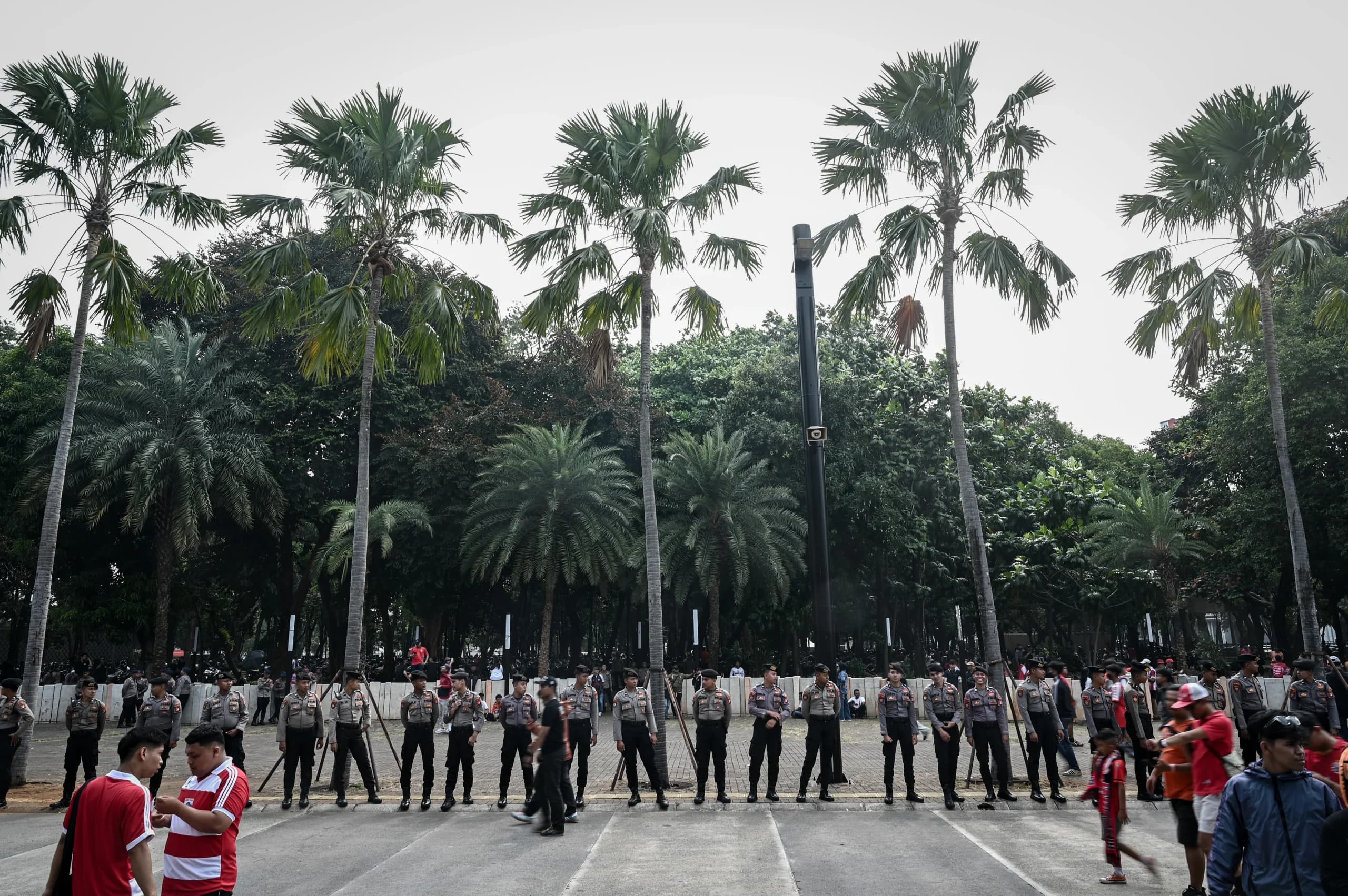 Anggota polisi berjaga jelang pertandingan Persija Jakarta melawan Persib Bandung di Stadion Utama Gelora Bung Karno, Jakarta, Sabtu (12/9/2026). Anggota polisi berjaga jelang pertandingan Persija Jakarta melawan Persib Bandung di Stadion Utama Gelora Bung Karno, Jakarta, Sabtu (12/9/2026).