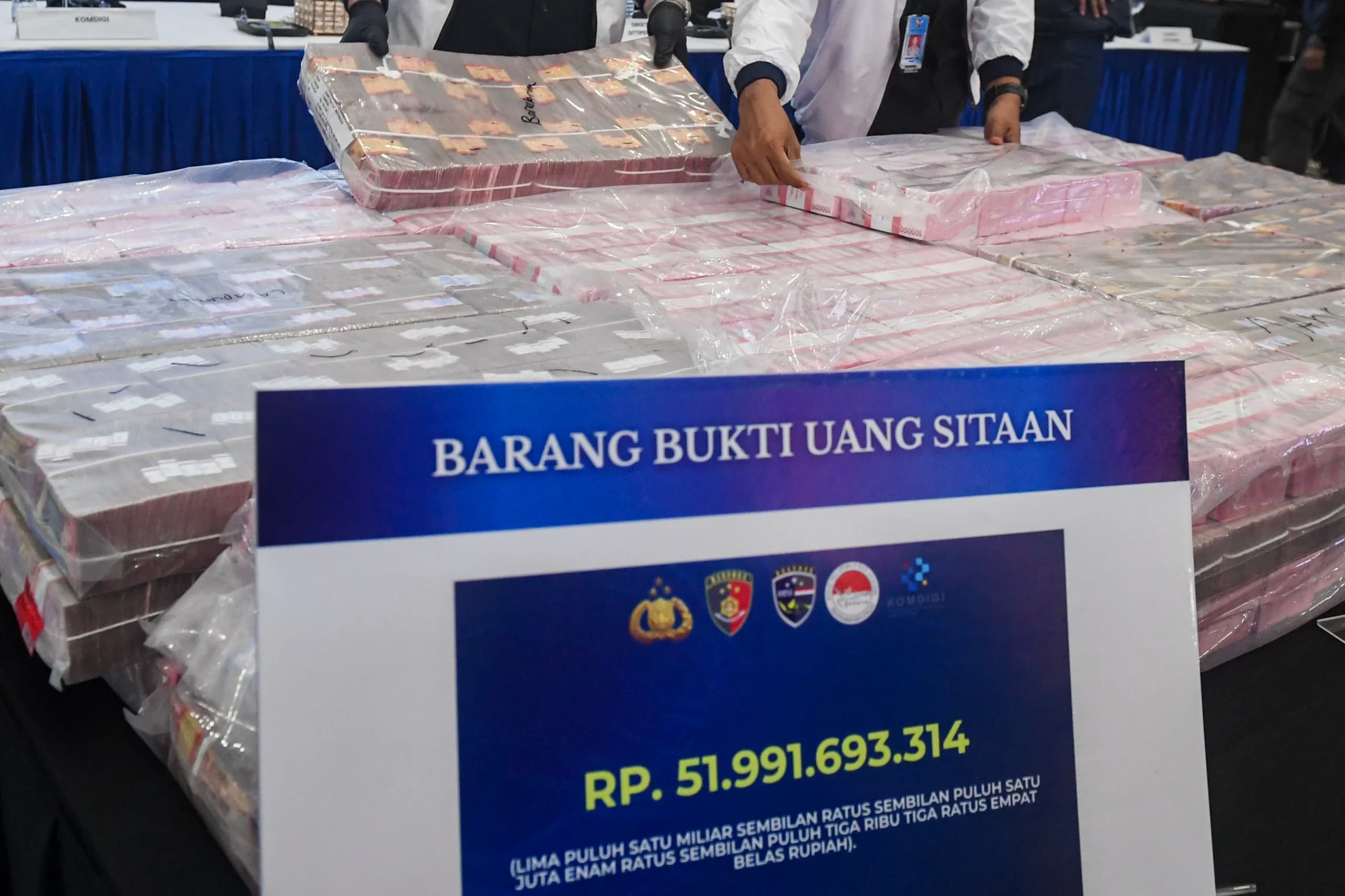 Petugas Direktorat Tindak Pidana Siber (Dittipidsiber) Polri menata barang bukti berupa pecahan uang 100 ribu rupiah saat pengungkapan kasus kejahatan siber di Gedung Awaloedin Djamin Bareskrim Polri, Jakarta Petugas Direktorat Tindak Pidana Siber (Dittipidsiber) Polri menata barang bukti berupa pecahan uang 100 ribu rupiah saat pengungkapan kasus kejahatan siber di Gedung Awaloedin Djamin Bareskrim Polri, Jakarta