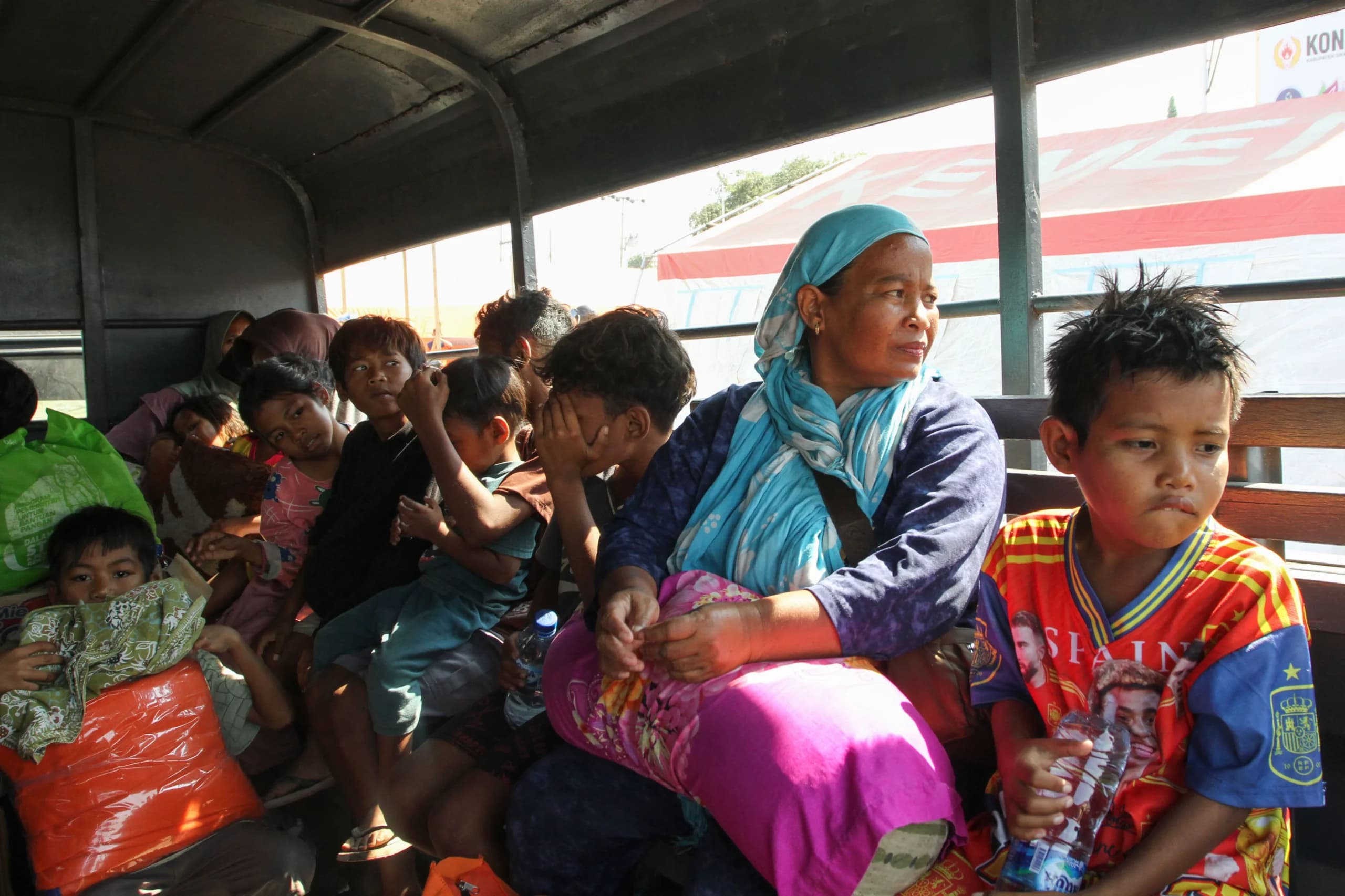 Warga terdampak gempa bumi duduk di atas truk saat akan pulang dari lokasi pengungsian Gelora Samador untuk kembali ke tempat tinggal mereka di Maumere, Kabupaten Sikka, Nusa Tenggara Timur, Jumat (28/8/2026). Warga terdampak gempa bumi duduk di atas truk saat akan pulang dari lokasi pengungsian Gelora Samador untuk kembali ke tempat tinggal mereka di Maumere, Kabupaten Sikka, Nusa Tenggara Timur, Jumat (28/8/2026).