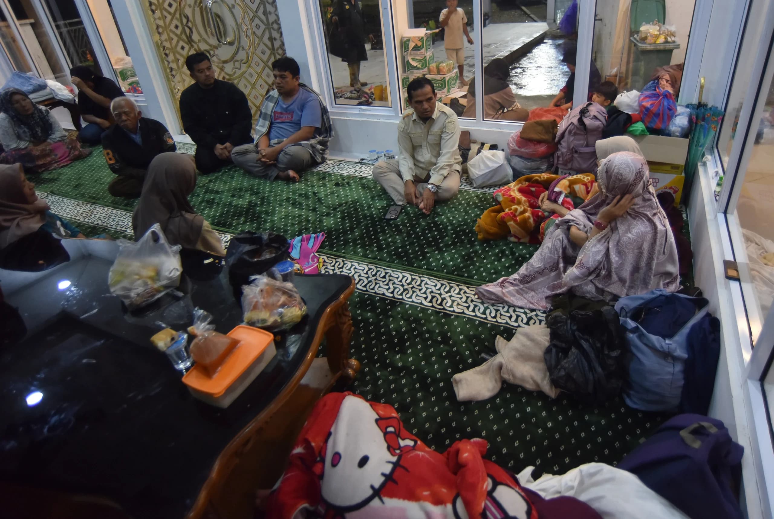 Sejumlah penyintas bencana banjir bandang beristirahat di tempat pengungsian di Arosuka, Solok, Sumatera Barat, Selasa (22/9/2026). Sejumlah penyintas bencana banjir bandang beristirahat di tempat pengungsian di Arosuka, Solok, Sumatera Barat, Selasa (22/9/2026).