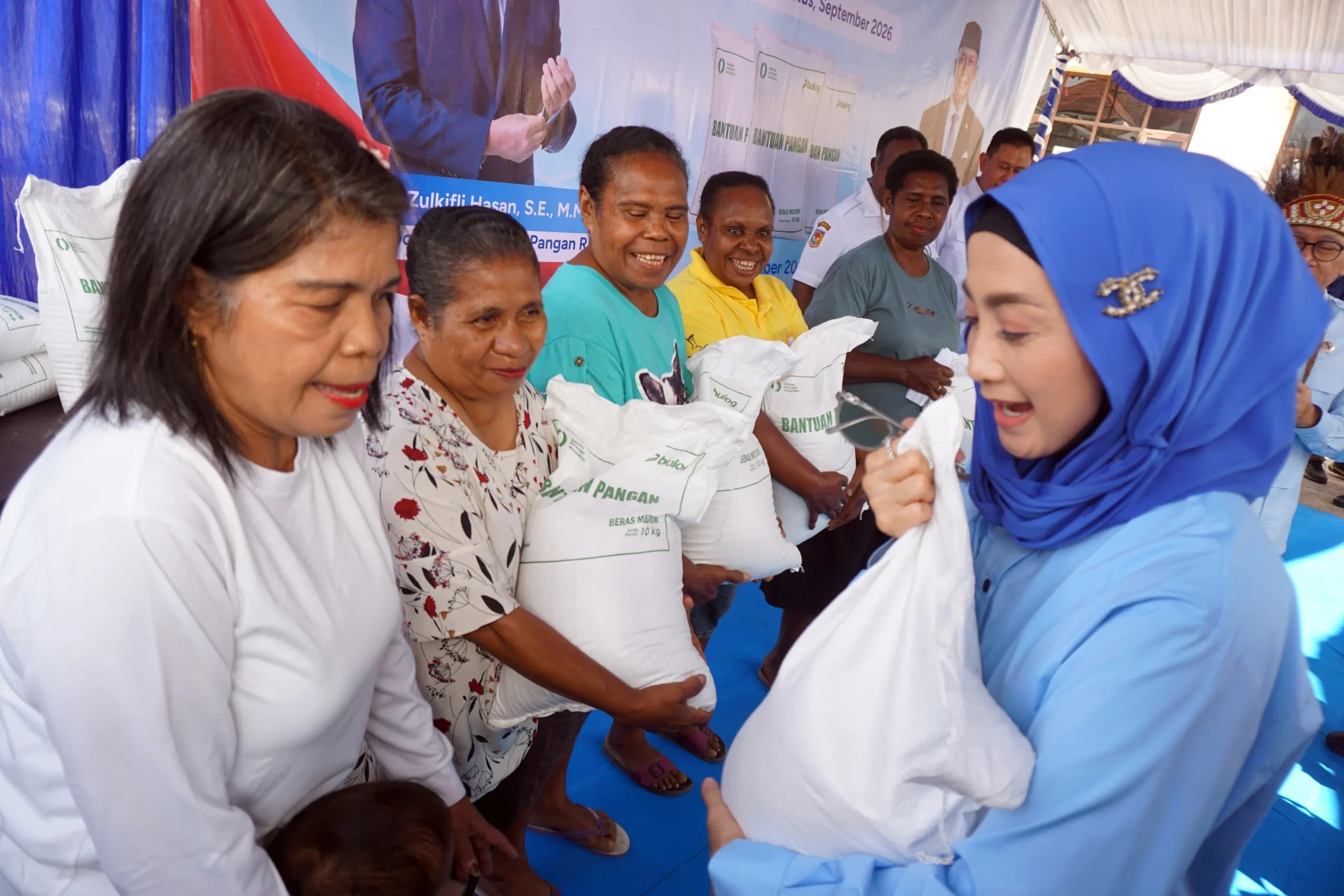Anggota DPR Desy Ratnasari menyerahkan bantuan beras kepada warga penerima manfaat di kantor kelurahan Malabutor Kota Sorong, Papua Barat Daya, Rabu (2/9/2026). Anggota DPR Desy Ratnasari menyerahkan bantuan beras kepada warga penerima manfaat di kantor kelurahan Malabutor Kota Sorong, Papua Barat Daya, Rabu (2/9/2026).