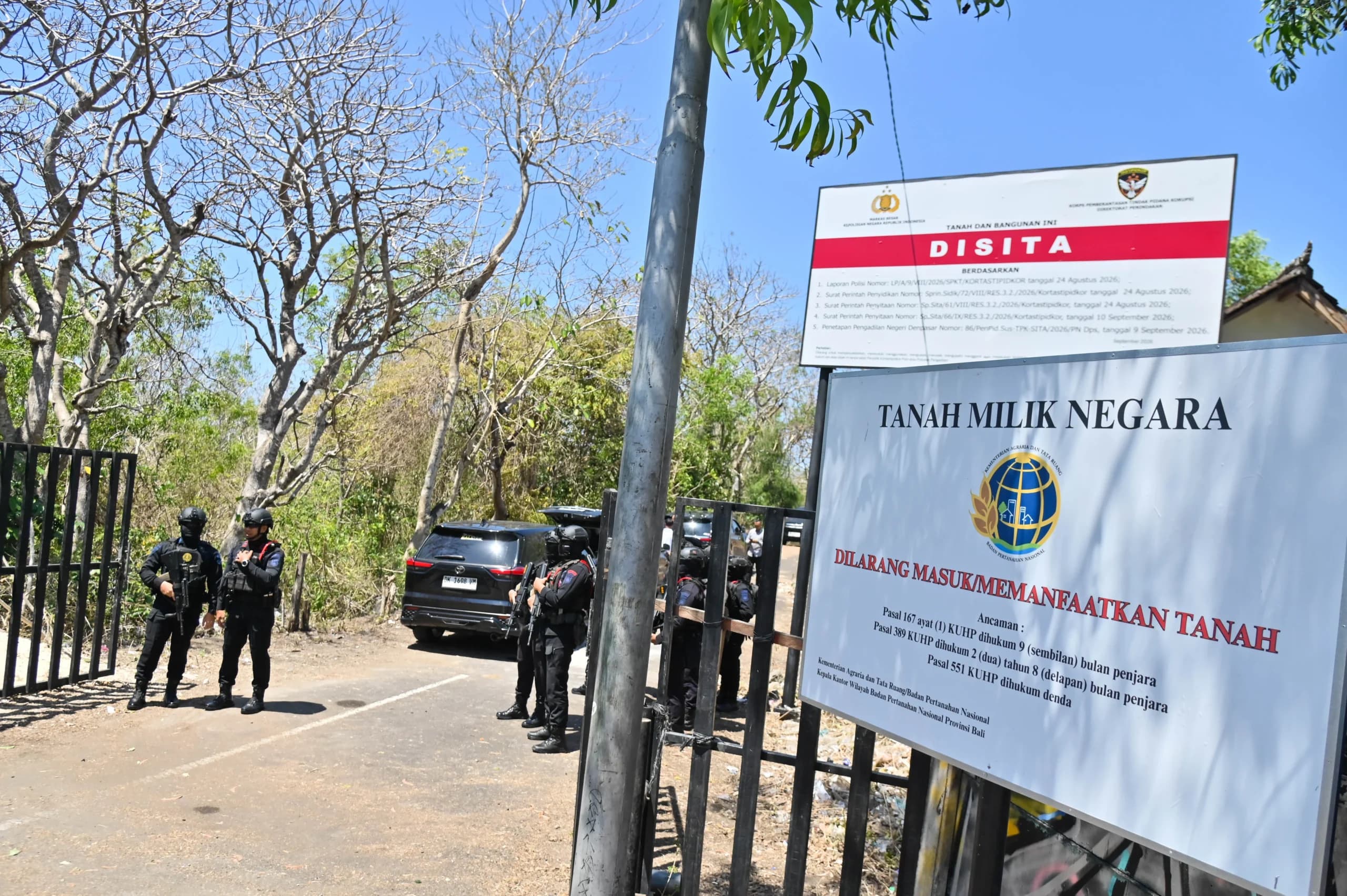 Sejumlah polisi berjaga di lahan tanah milik negara yang menjadi objek perkara dugaan tindak pidana korupsi penguasaan tanah negara yang telah disita penyidik di kawasan Ungasan, Badung, Bali, Kamis (17/9/2026). Korps Pemberantasan Tindak Pidana Korupsi (Kortastipidkor) Polri mengusut kasus dugaan korupsi penguasaan tanah negara milik Kementerian ATR/BPN seluas sekitar 23 hektar dengan potensi nilai lahan diperkirakan mencapai Rp4,8 triliun yang diduga telah dikuasai secara ilegal oleh pihak swasta selama belasan tahun. ANTARA FOTO/Fikri Yusuf/nym. Sejumlah polisi berjaga di lahan tanah milik negara yang menjadi objek perkara dugaan tindak pidana korupsi penguasaan tanah negara yang telah disita penyidik di kawasan Ungasan, Badung, Bali, Kamis (17/9/2026). Korps Pemberantasan Tindak Pidana Korupsi (Kortastipidkor) Polri mengusut kasus dugaan korupsi penguasaan tanah negara milik Kementerian ATR/BPN seluas sekitar 23 hektar dengan potensi nilai lahan diperkirakan mencapai Rp4,8 triliun yang diduga telah dikuasai secara ilegal oleh pihak swasta selama belasan tahun. ANTARA FOTO/Fikri Yusuf/nym.