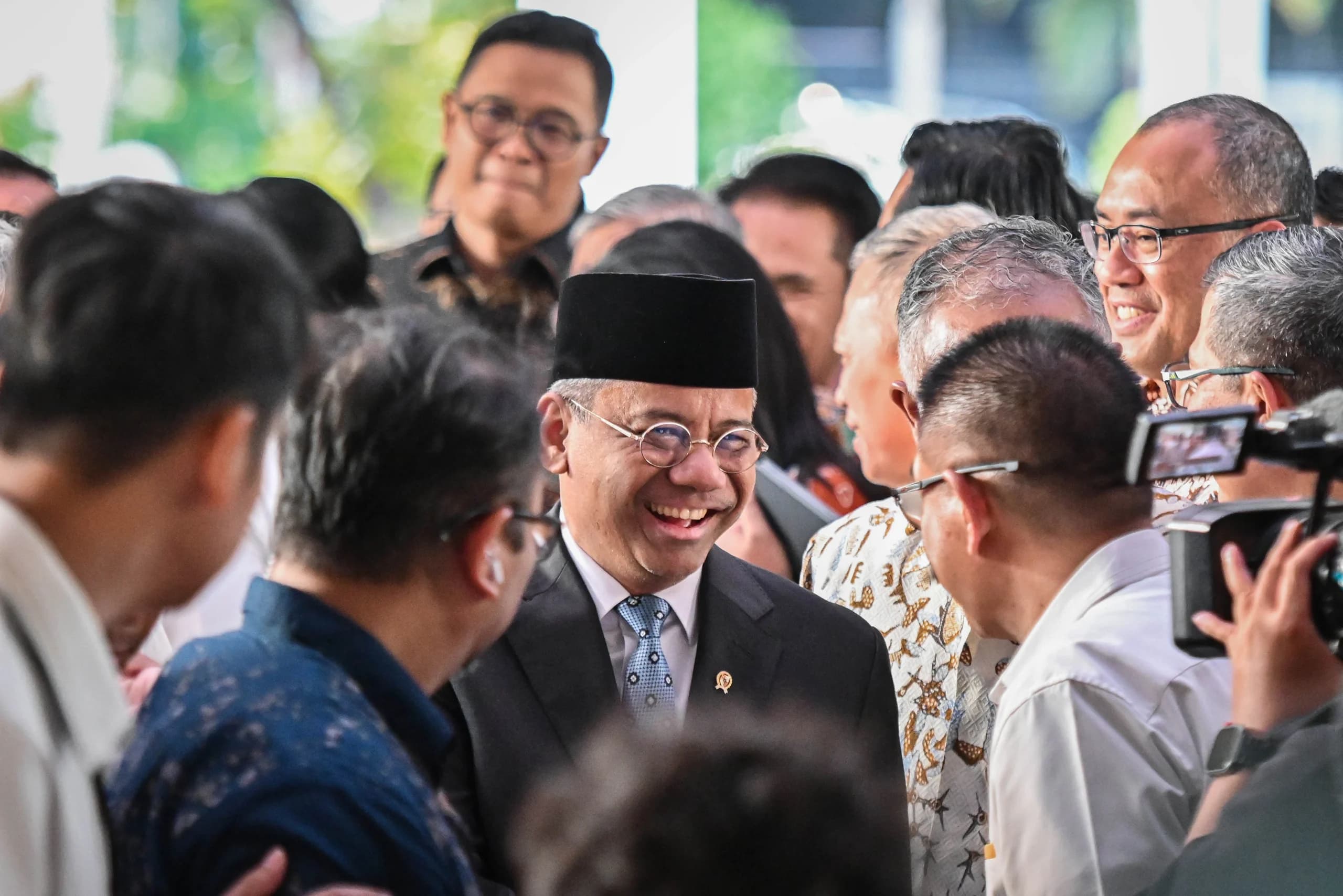 Menteri Keuangan Suahasil Nazara (tengah) menyapa pegawai usai dilantik menjadi Menteri Keuangan di Kementerian Keuangan, Jakarta. (Sumber: Antara Foto/Sulthony Hasanuddin/tom) Menteri Keuangan Suahasil Nazara (tengah) menyapa pegawai usai dilantik menjadi Menteri Keuangan di Kementerian Keuangan, Jakarta. (Sumber: Antara Foto/Sulthony Hasanuddin/tom)