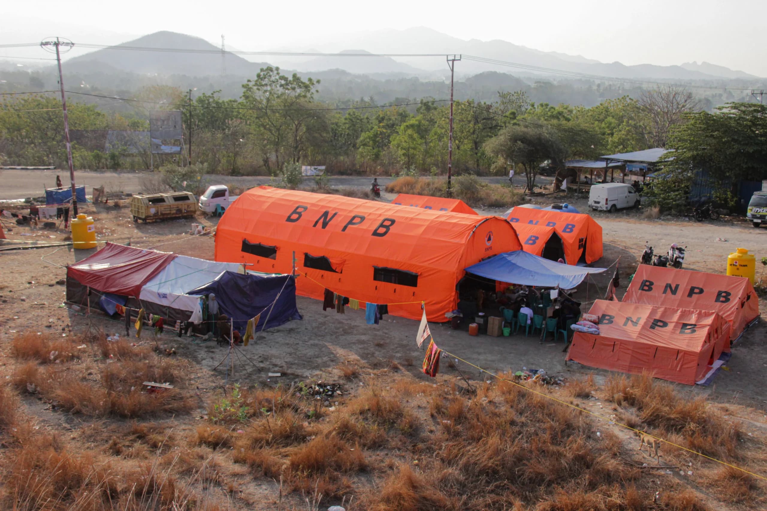 Suasana lokasi pengungsian warga terdampak gempa bumi di Lape, Kecamatan Aesesa, Kabupaten Nagekeo, NTT Suasana lokasi pengungsian warga terdampak gempa bumi di Lape, Kecamatan Aesesa, Kabupaten Nagekeo, NTT