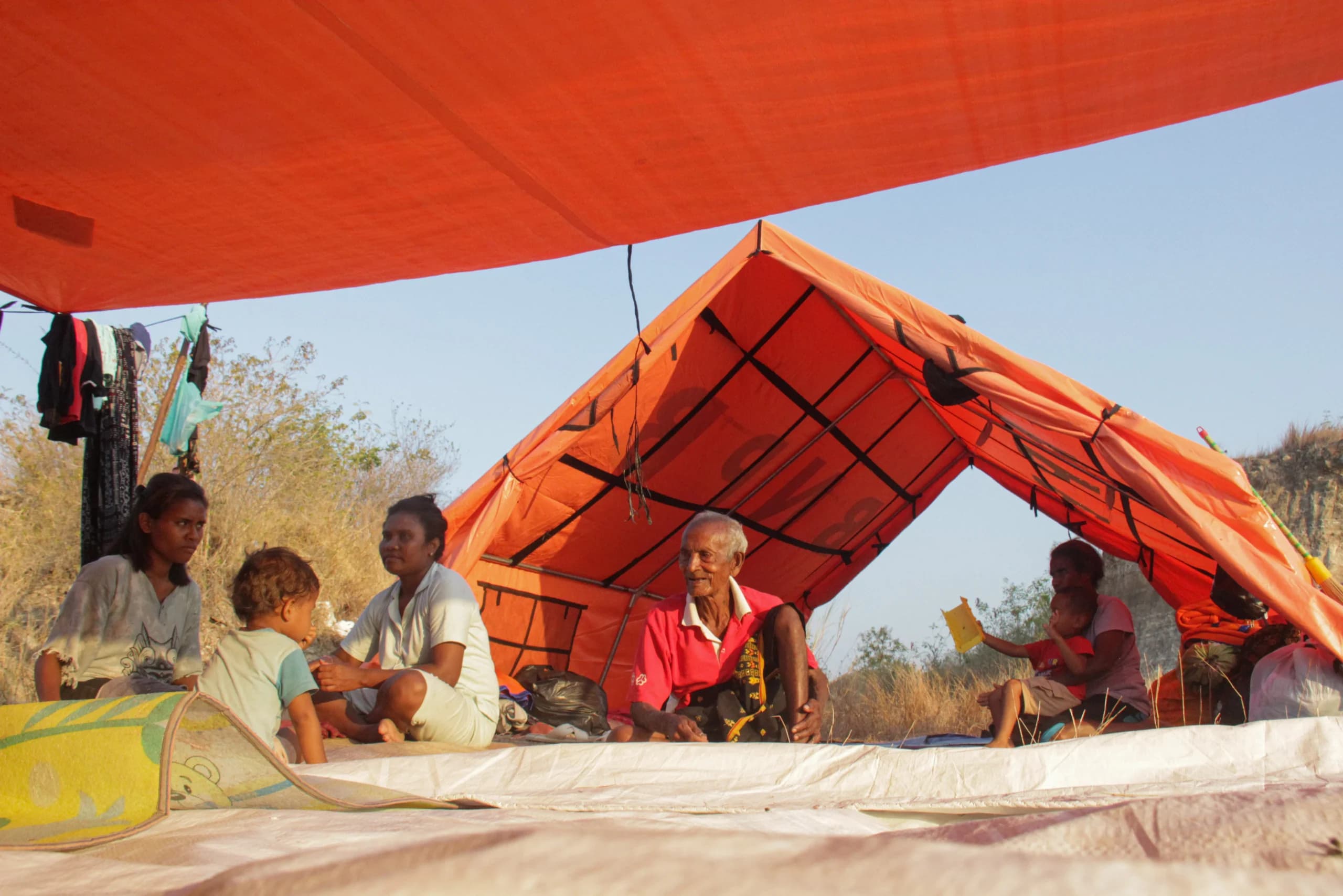 Sejumlah pengungsi duduk di bawah tenda pengungsian di Lape, Kecamatan Aesesa, Kabupaten Nagekeo, NTT Sejumlah pengungsi duduk di bawah tenda pengungsian di Lape, Kecamatan Aesesa, Kabupaten Nagekeo, NTT
