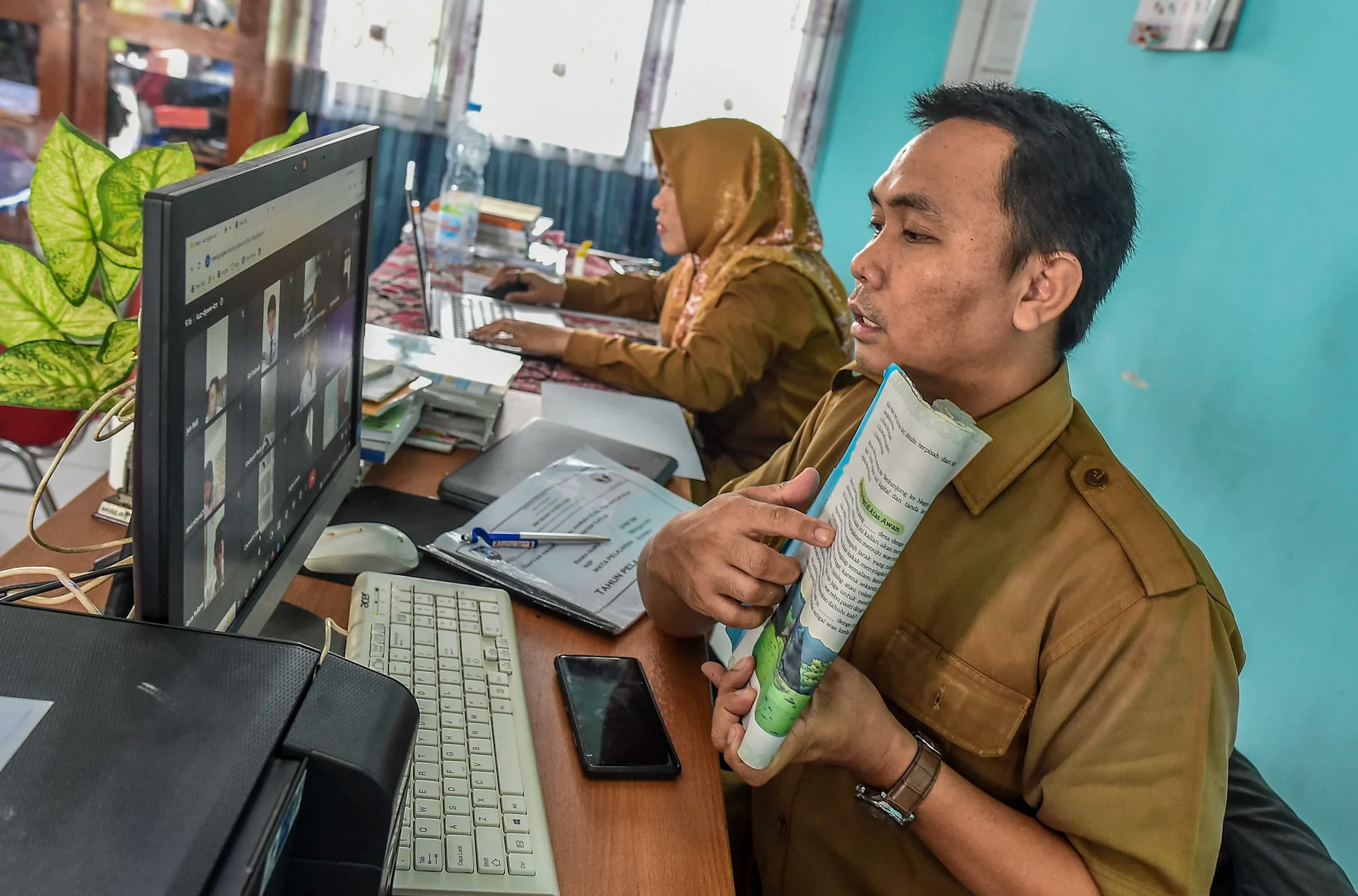 Guru SMPN 24 Kota Jambi melakukan Pembelajaran Jarak Jauh (PJJ) saat kabut asap kebakaran hutan dan lahan (karhutla) masih menyelimuti Kota Jambi, Jambi. (Sumber: Antara Foto/Wahdi Septiawan/agr) Guru SMPN 24 Kota Jambi melakukan Pembelajaran Jarak Jauh (PJJ) saat kabut asap kebakaran hutan dan lahan (karhutla) masih menyelimuti Kota Jambi, Jambi. (Sumber: Antara Foto/Wahdi Septiawan/agr)