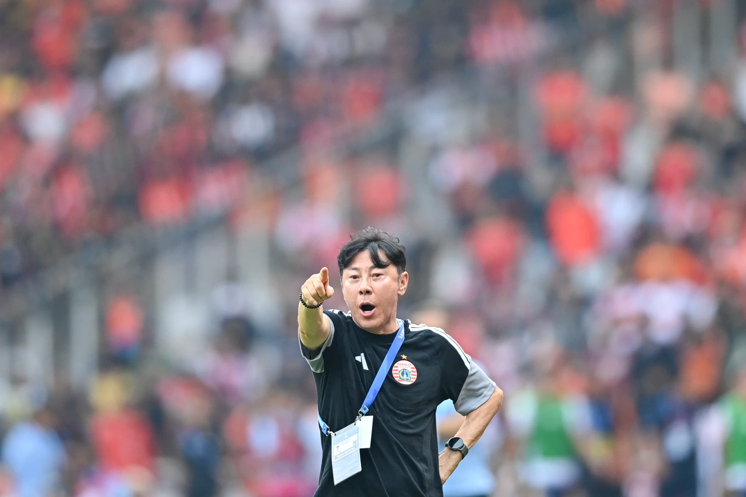 Pelatih Persija Jakarta Shin Tae-yong memberikan arahan kepada anak didiknya saat bertnading melawan Persib Bandung pada laga Liga 1 2026/2027 di Stadion Gelora Bung Karno (GBK) Senayan, Jakarta, Sabtu (12/9/2026). Pelatih Persija Jakarta Shin Tae-yong memberikan arahan kepada anak didiknya saat bertnading melawan Persib Bandung pada laga Liga 1 2026/2027 di Stadion Gelora Bung Karno (GBK) Senayan, Jakarta, Sabtu (12/9/2026).