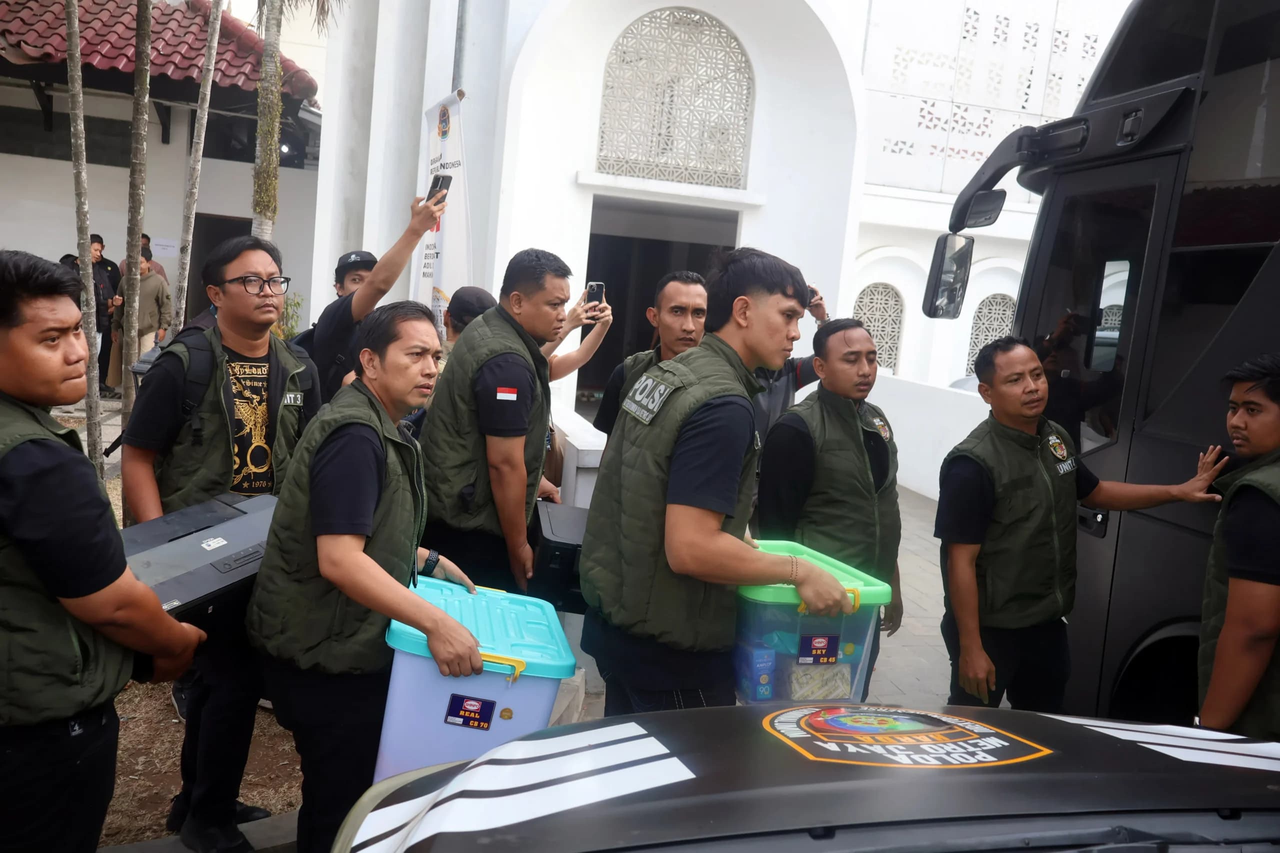 Polisi membawa beberapa kotak berisi hasil geledahan di Kantor ATR/BPN Kabupaten Bogor, Cibinong, Kabupaten Bogor, Jawa Barat, Rabu (9/9/2026). Polisi membawa beberapa kotak berisi hasil geledahan di Kantor ATR/BPN Kabupaten Bogor, Cibinong, Kabupaten Bogor, Jawa Barat, Rabu (9/9/2026).