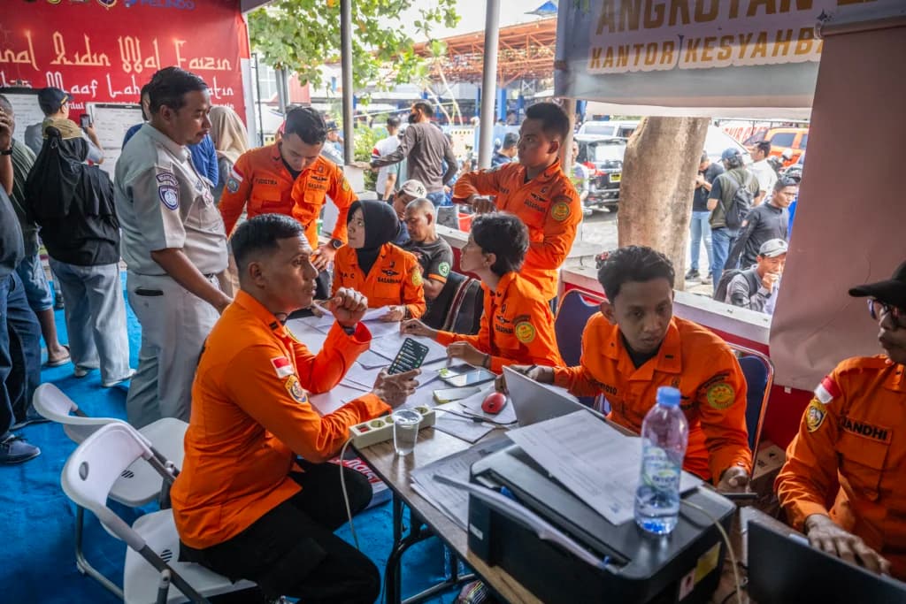 Petugas Basarnas Kelas A Banjarmasin menyiapkan data-data kecelakaan Kapal Motor Virgo Transport 8 rute Surabaya-Banjarmasin di Posko Pelabuhan Tri Sakti, Banjarmasin, Kalimantan Selatan. (Sumber: Antara Foto/Bayu Pratama S/nz) Petugas Basarnas Kelas A Banjarmasin menyiapkan data-data kecelakaan Kapal Motor Virgo Transport 8 rute Surabaya-Banjarmasin di Posko Pelabuhan Tri Sakti, Banjarmasin, Kalimantan Selatan. (Sumber: Antara Foto/Bayu Pratama S/nz)